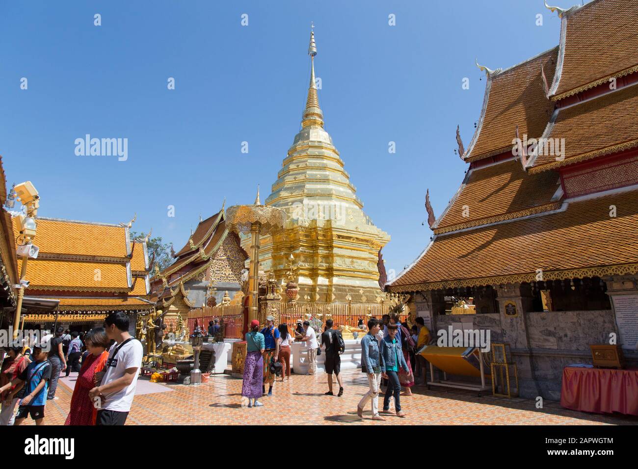 Touristen besuchen Wat Doi Suthep an einem perfekten sonnigen Tag Stockfoto
