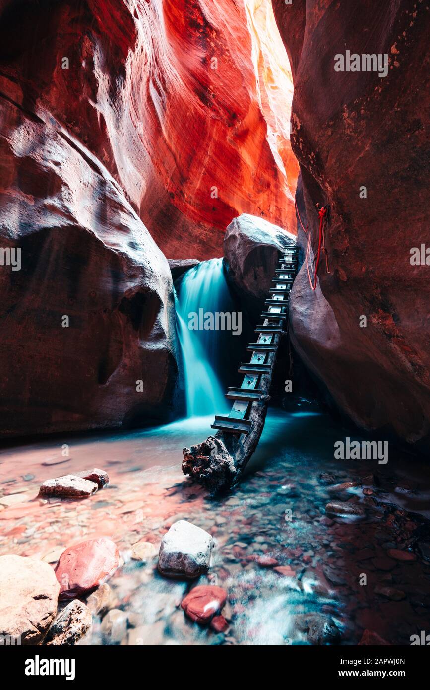Lange Exposition von Wasserfall fließt Felsstufen in engen Canyon Stockfoto