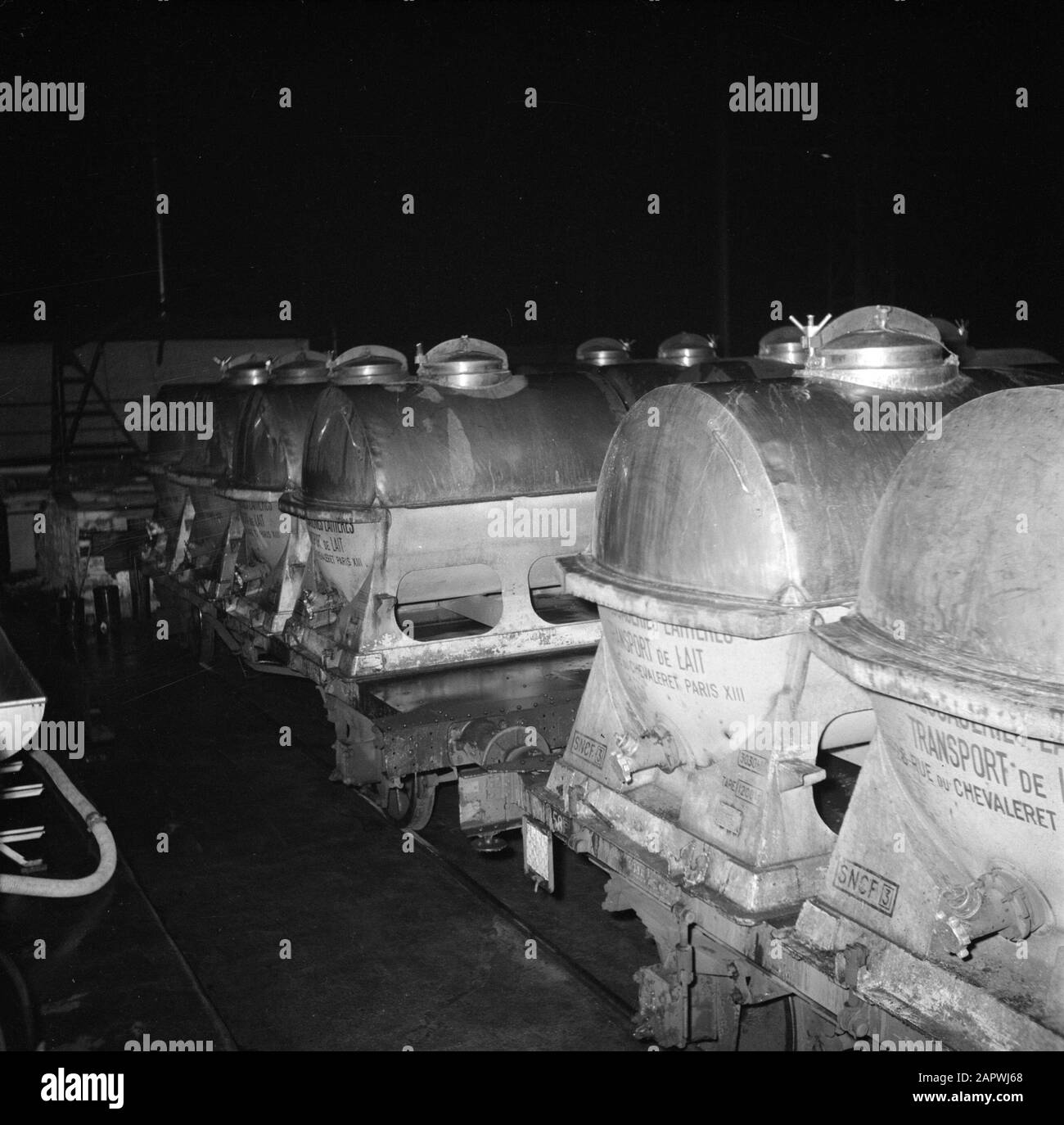 Reportage Pariser Milchfabrik: Mit Milch gefüllte Wagen in der Milchfabrik Datum: 1950 Standort: Frankreich, Paris Stichwörter: Milch, Milchfabriken, Waggons Stockfoto