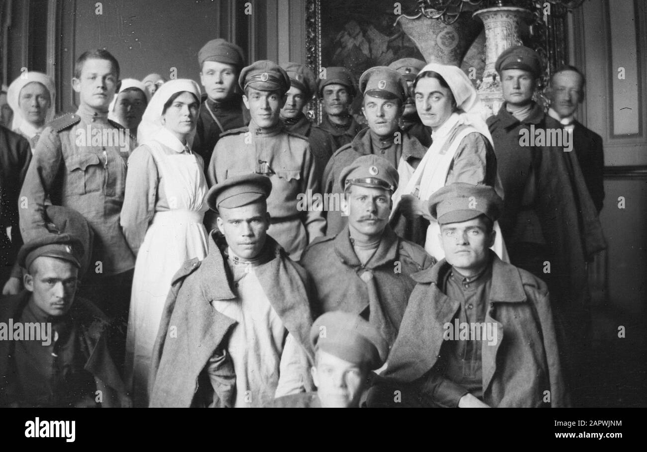 Besuch der russischen Front in der St. Petersburger Gruppe Foto von Verwundeten und Pflegepersonal Datum: 1916/01/01 Standort: Russland Stichwörter: Militär, Pflegepersonal, krank Stockfoto