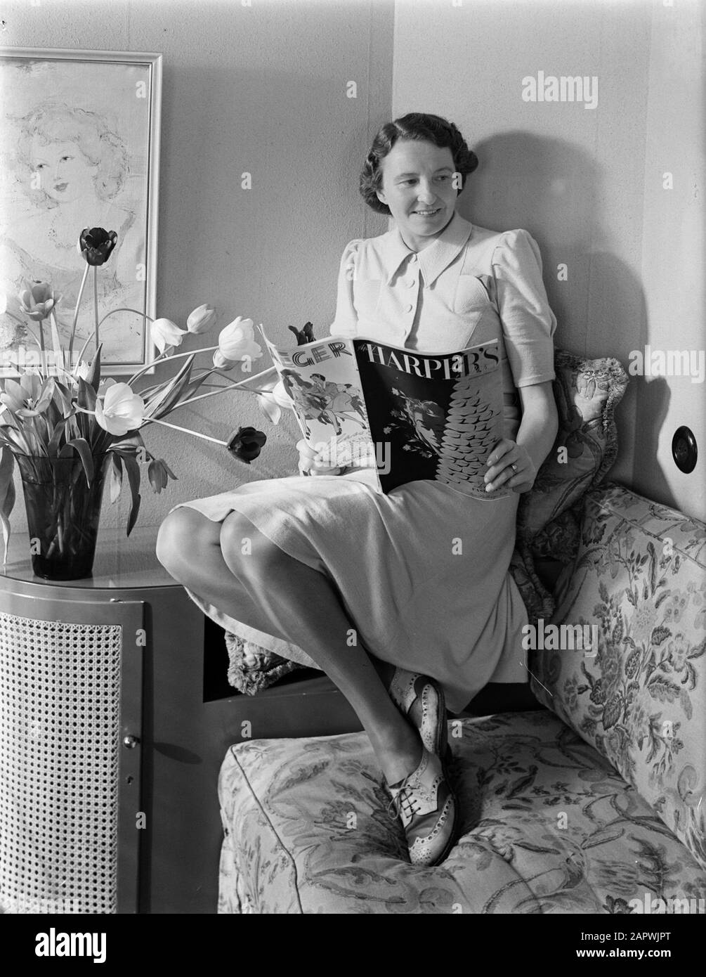 Portrait Fotografie Frau D. Smit posiert auf einer Bank mit Magazin Datum: 1940 Schlagwörter: Porträts, Posing, Zeitschriften, Frauen persönlicher Name: SMIT, D. Stockfoto