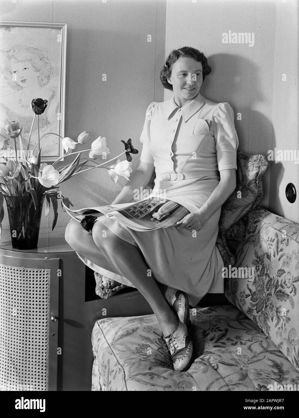Portrait Fotografie Frau D. Smit posiert auf einer Bank mit Magazin Datum: 1940 Schlagwörter: Porträts, Posing, Zeitschriften, Frauen persönlicher Name: SMIT, D. Stockfoto