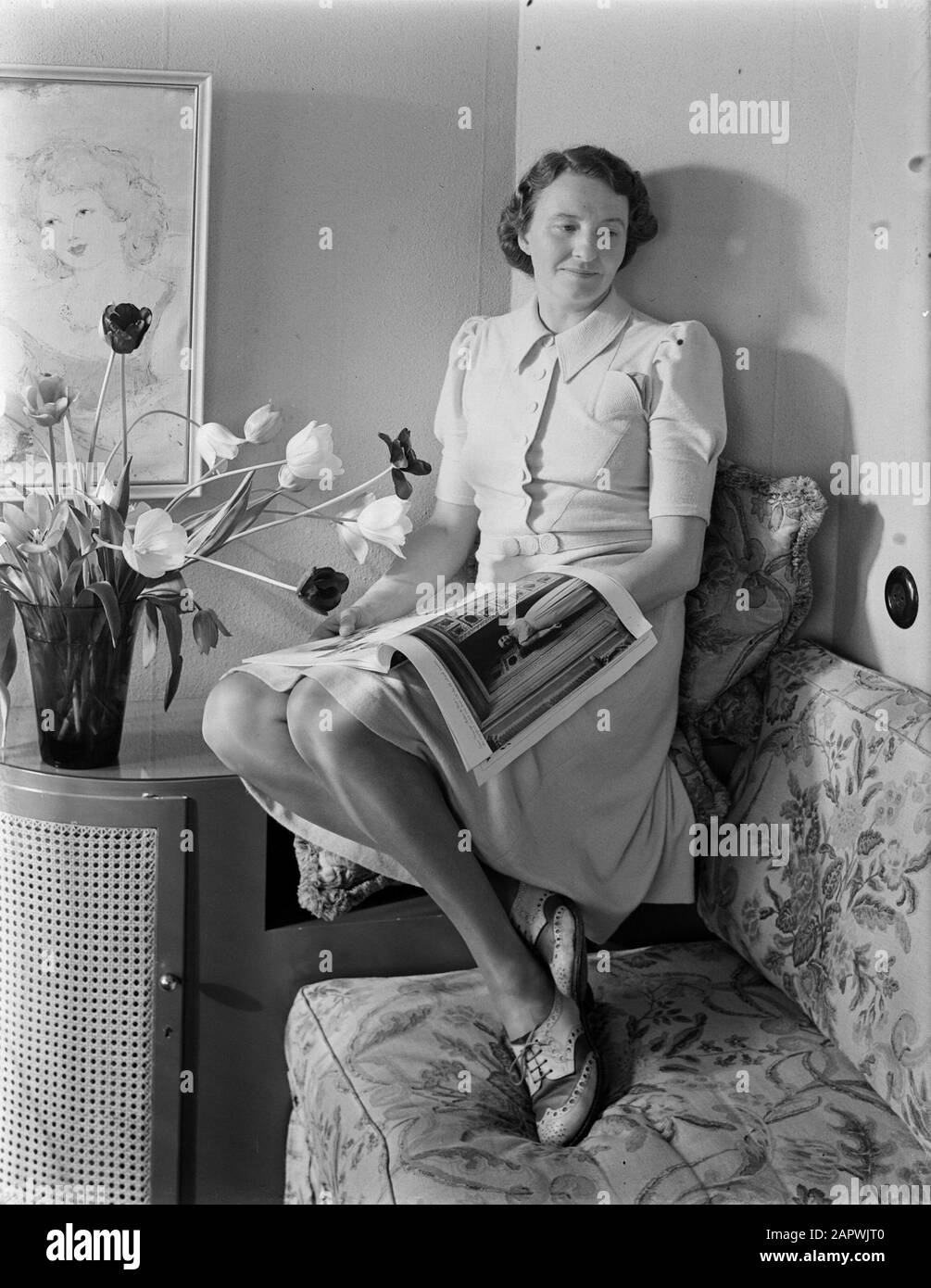 Portrait Fotografie Frau D. Smit posiert auf einer Bank mit Magazin Datum: 1940 Schlagwörter: Porträts, Posing, Zeitschriften, Frauen persönlicher Name: SMIT, D. Stockfoto