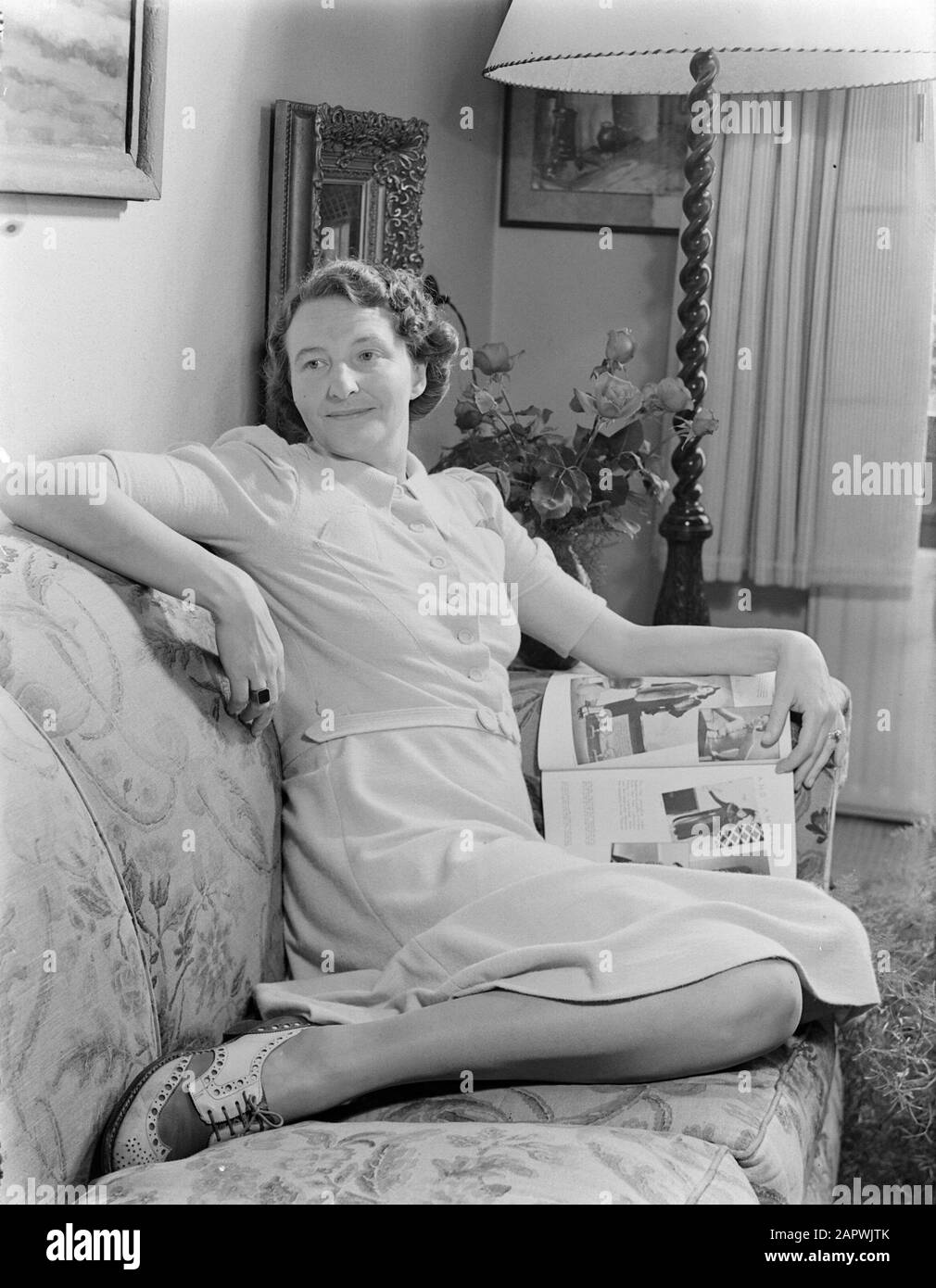 Portrait Fotografie Frau D. Smit posiert auf einer Bank mit Magazin Datum: 1940 Schlagwörter: Porträts, Posing, Zeitschriften, Frauen persönlicher Name: SMIT, D. Stockfoto