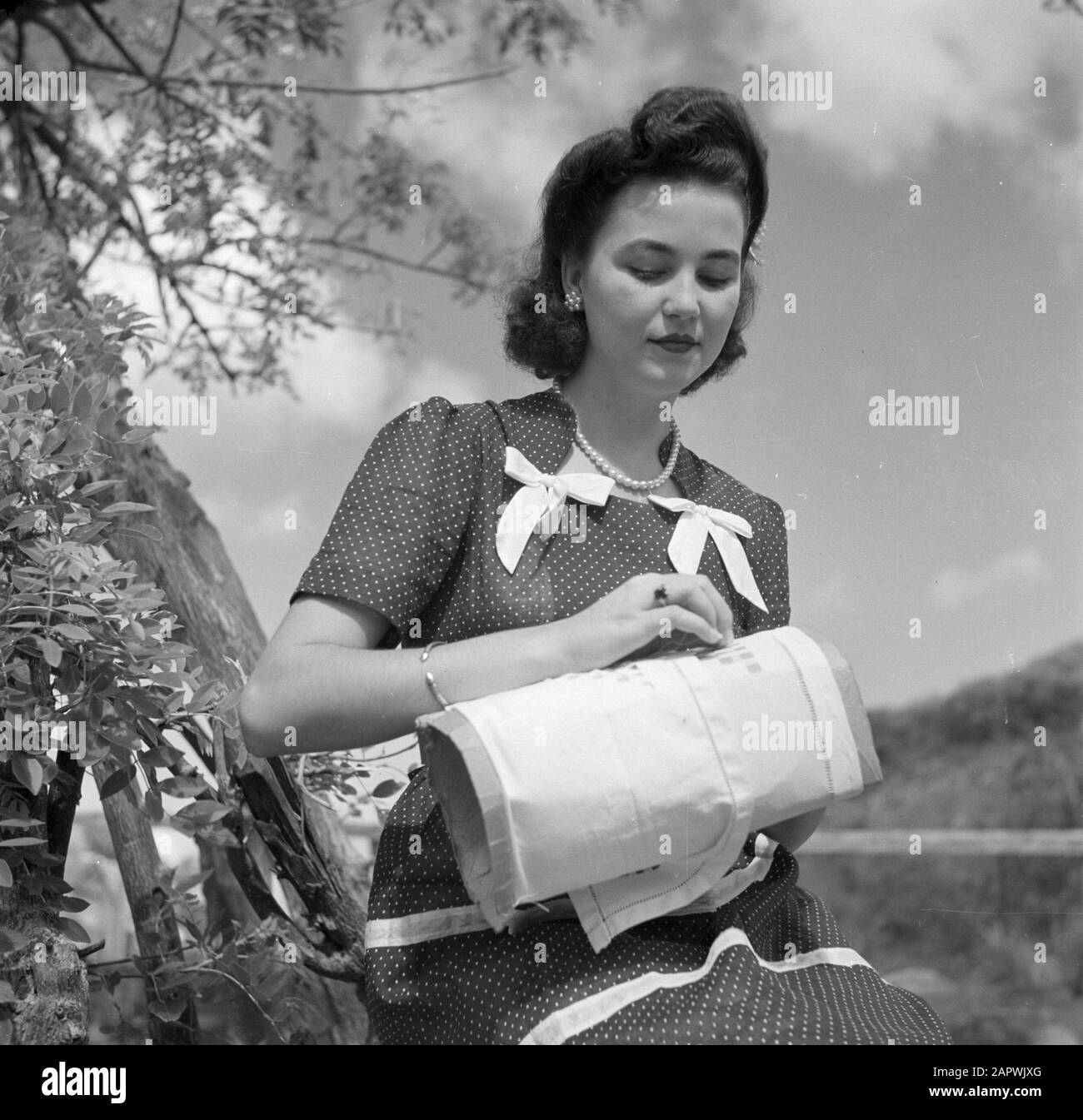 Reise nach Suriname und die niederländischen Antillen Frau Johnson, Lehrerin an der Nonnenschule unten auf Saba, Stickereidatum: 1947 Ort: Niederländische Antillen, Saba Schlüsselwörter: Stickereien, Lehrer, Porträts, Frauen Stockfoto