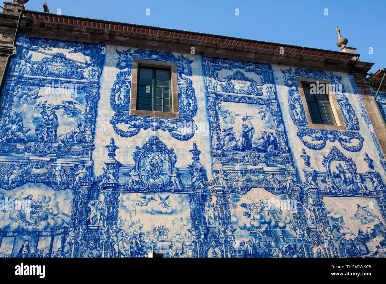 Porto, PORTUGAL - MAI 2018: Schöne antike Mauer der Seelenkapelle von Santa Catarina, dekoriert mit traditionellen portugiesischen Azulejos Stockfoto