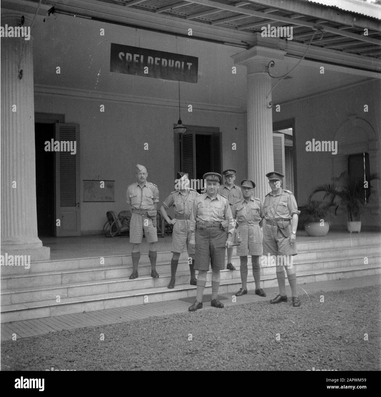 Kriegsfreiwillige in Malakka und Indonesien Militär für Spelderholt, Sitz des Verbindungsdienstes auf dem Königsplatz in Batavia Anmerkung: Der Name Spelderholt erinnert an das namensgebende Hauptquartier von Prinz Bernhard in Apeldoorn in der Zeit vor der Befreiung des Westens der Niederlande Datum: 1946 Standort: Batavia, Jakarta Schlüsselwörter: Gebäude, Militär Stockfoto