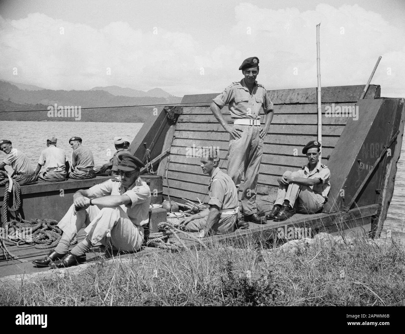 1 M.P. 3 in Padang feiert 2-jähriges bestehen Militär [Zuschauer Motorradwettbewerb?] am Rand eines Landungsschiffs sitzend Datum: 11. August 1948 Ort: Indonesien, Niederländische Ostindien Stockfoto