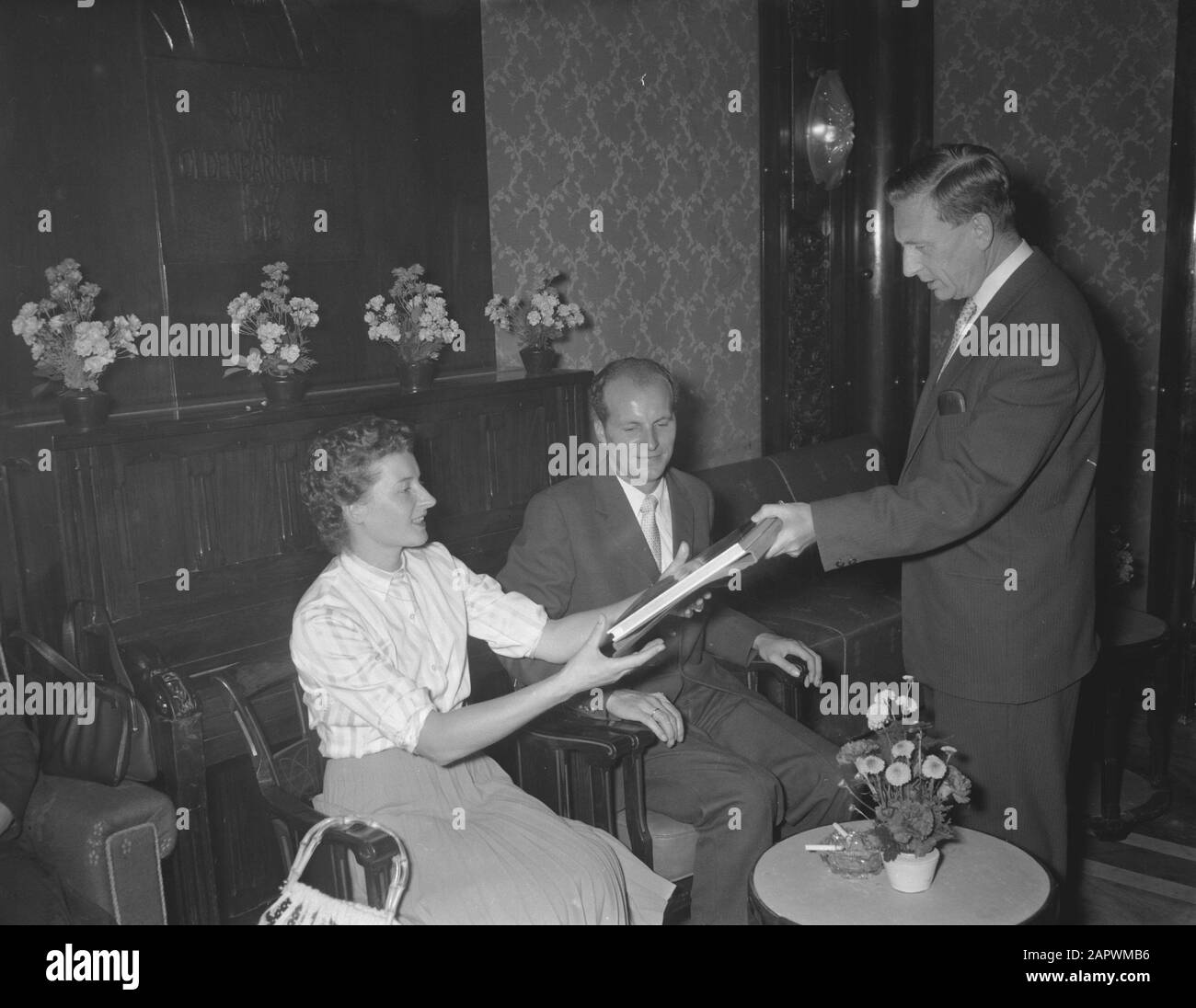 Minister Suurhoff übergibt dem Paar ein Erinnerungsdatum: 29. September 1958 Schlüsselwörter: Erinnerungen, Paare, Übergabe des persönlichen Namens: Suurhoff, Ko Stockfoto