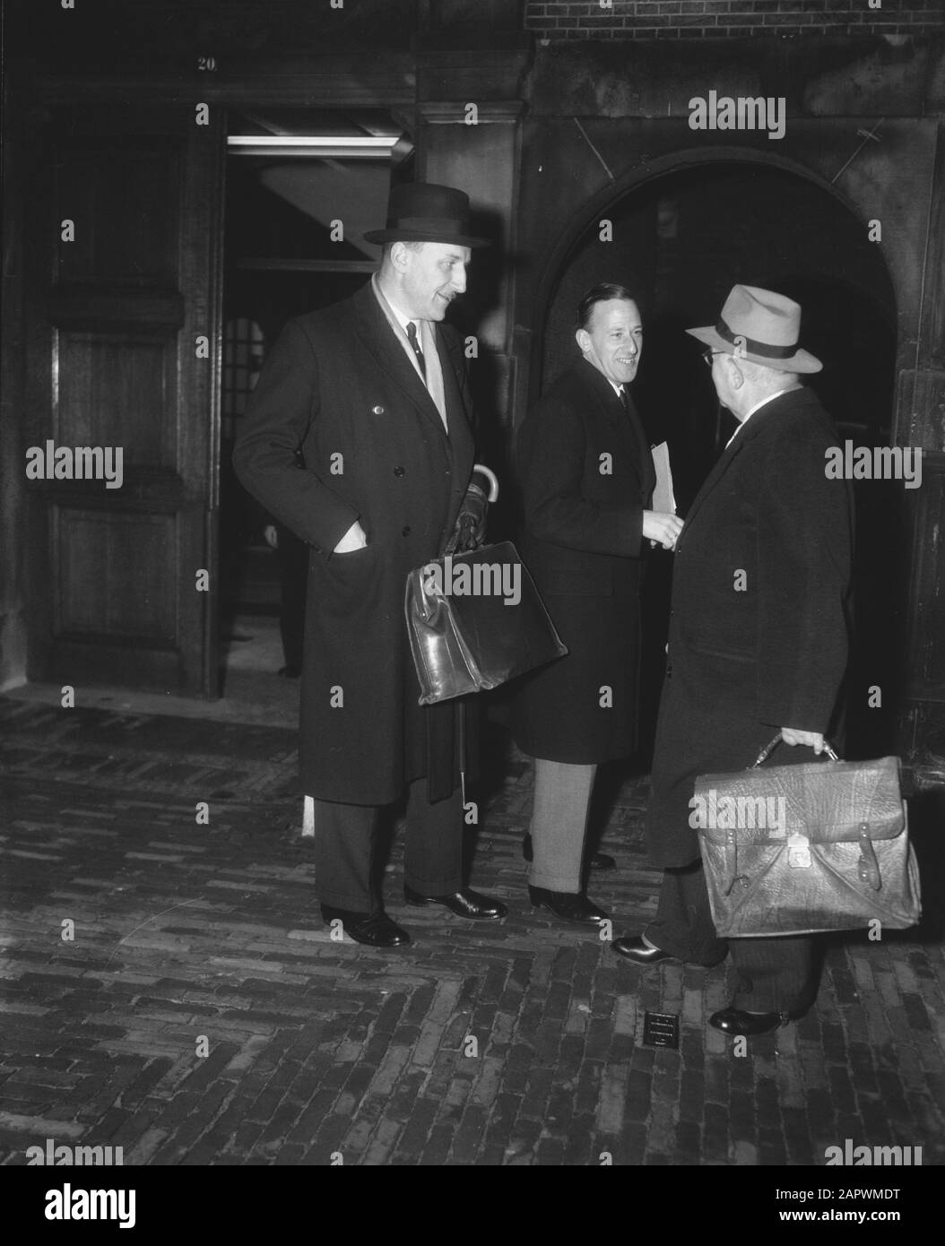 Ministerrat in den Haag über das Rücktrittsgesuch der PvdA-Minister, Außenminister Joseph Luns und Staatssekretär E.H. van der Beugel sprechen mit (Kortenhorst?) Datum: 12. Dezember 1958 Ort: Den Haag, Zuid-Holland-Stichwörter: Minister, Regierungskrisen Personenname: Beugel, Ernst Hans van der, Luns, Joseph Stockfoto