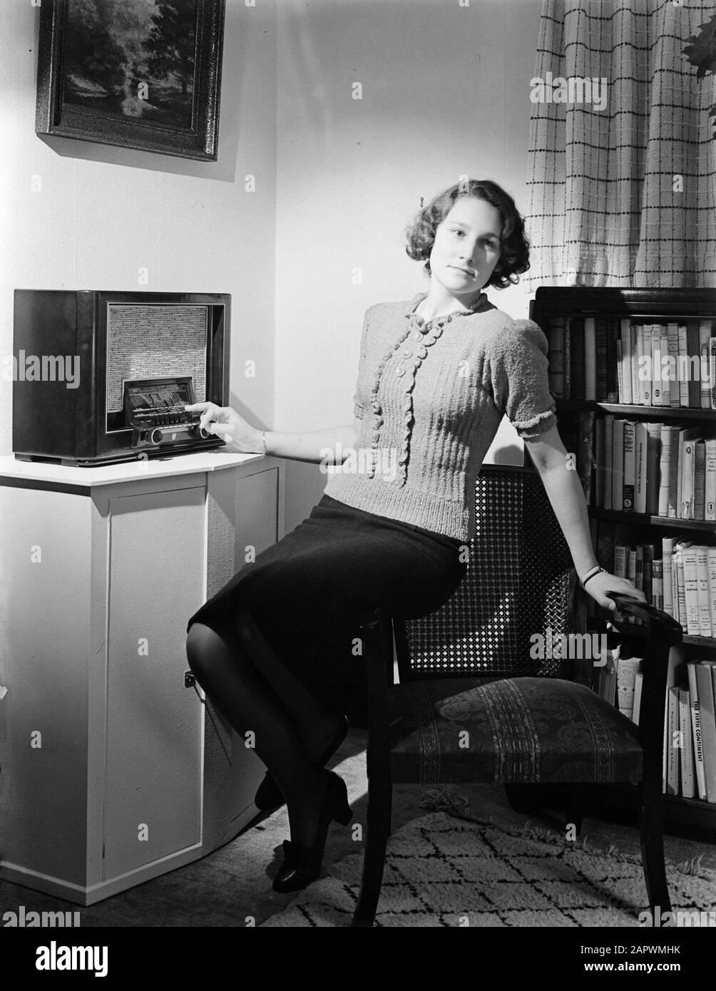 Modefotografie Modell (Stieftochter Hans) in einem Strickpullover Anmerkung: Der Pullover wurde von Frau G. van Meerendonk entworfen Datum: 1939 Schlagwörter: Strickerei, Radiopersonname: Meerendonk, G. by Stockfoto