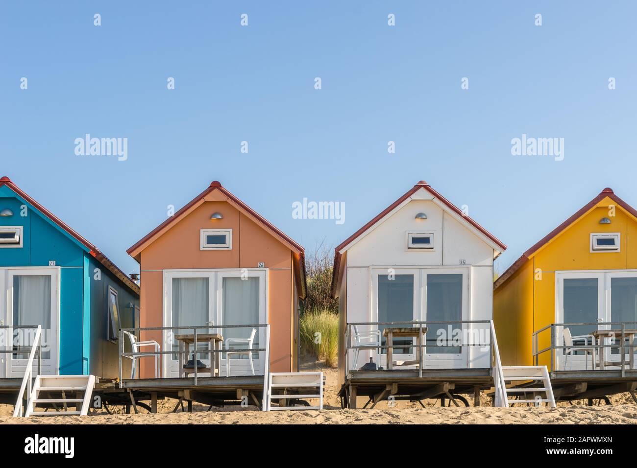 Kleine bunte Häuser am Strand auf dem Camping De Nolle Vlissingen in den Niederlanden Stockfoto