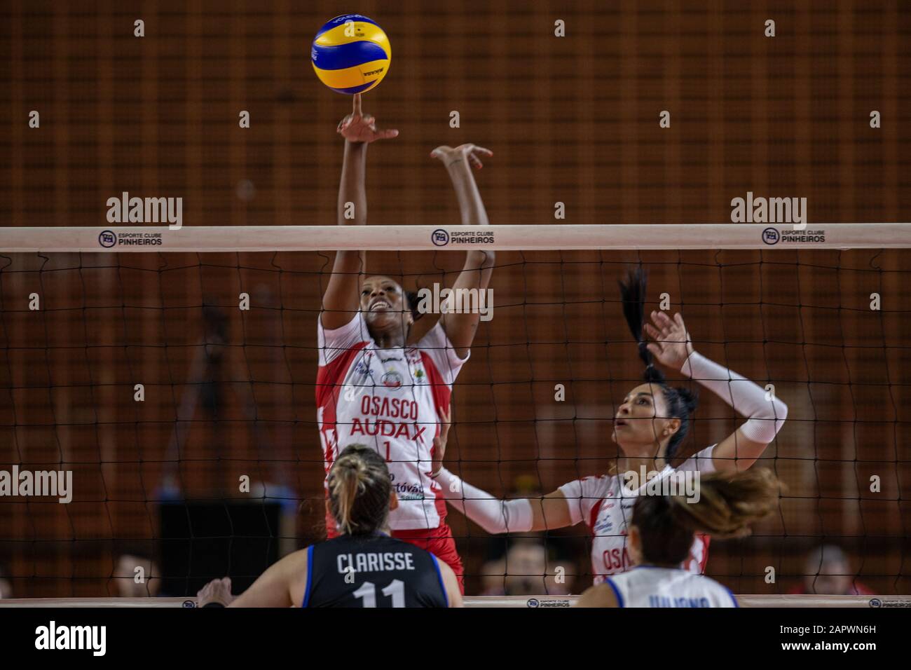 Sao Paulo, Brasilien. Januar 2020. Pinheiros X OSASCO AUDAX - Pinheiros richtet das Team Audax Osasco für die Women&# Volleyballball Superleague 2019 aus. Das Spiel findet am Henrique Villaboim Gymnasium in der Nacht zu diesem Freitag, 24. Januar 2019 statt. Credit: Foto Arena LTDA/Alamy Live News Stockfoto