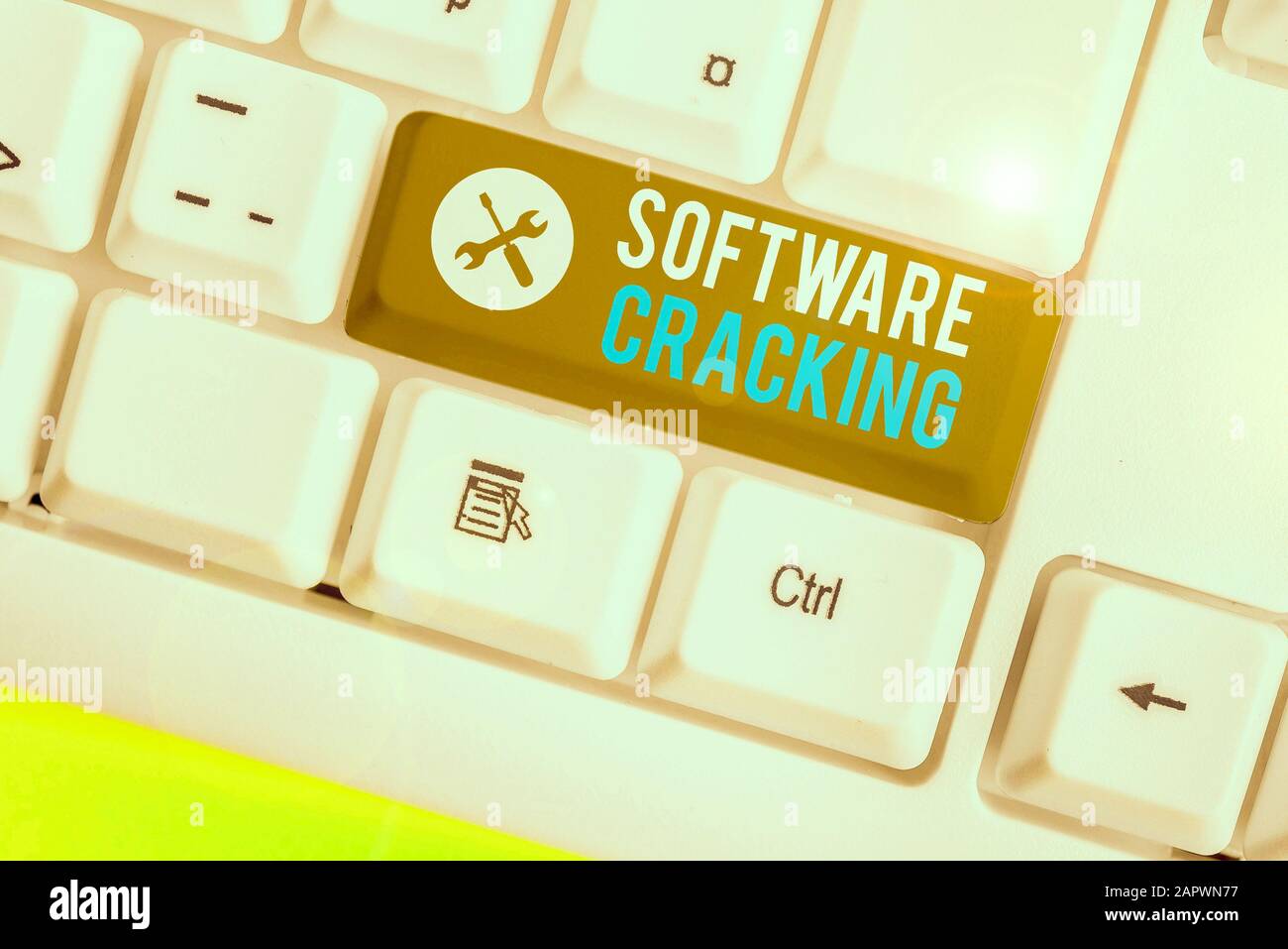 Schreiben Hinweis übersicht Software zu knacken. Business Konzept für Änderungen an der Software zu entfernen oder Deaktivieren von Funktionen Stockfoto
