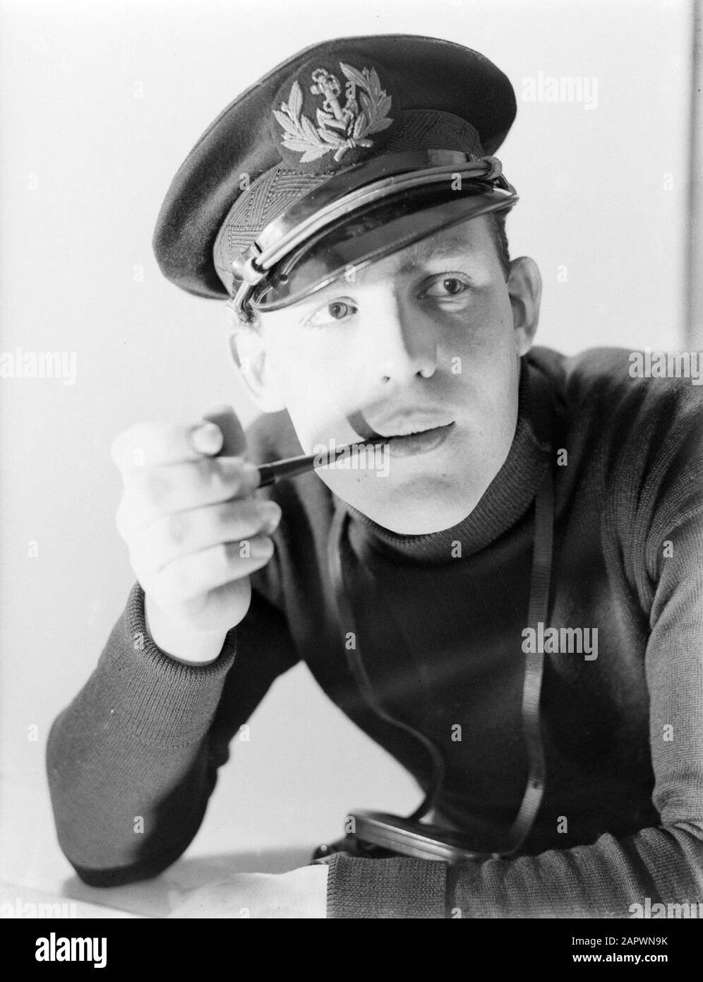 Reportage-Modell Sandhaus mit Rohr, mit Seemannskappe am Kopf Datum: Undatierte Stichwörter: Fotomodelle, Rauchen, Matrosen Personenname: Sandhaus, Stockfoto