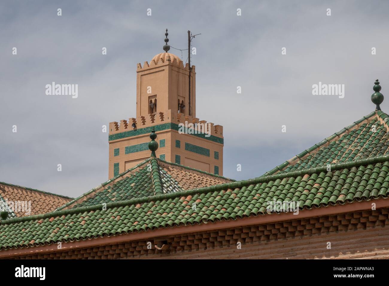Low-Angle-Aufnahme des Museums de Marrakech in Marrakesch, Marokko unter einem bewölkten Himmel Stockfoto