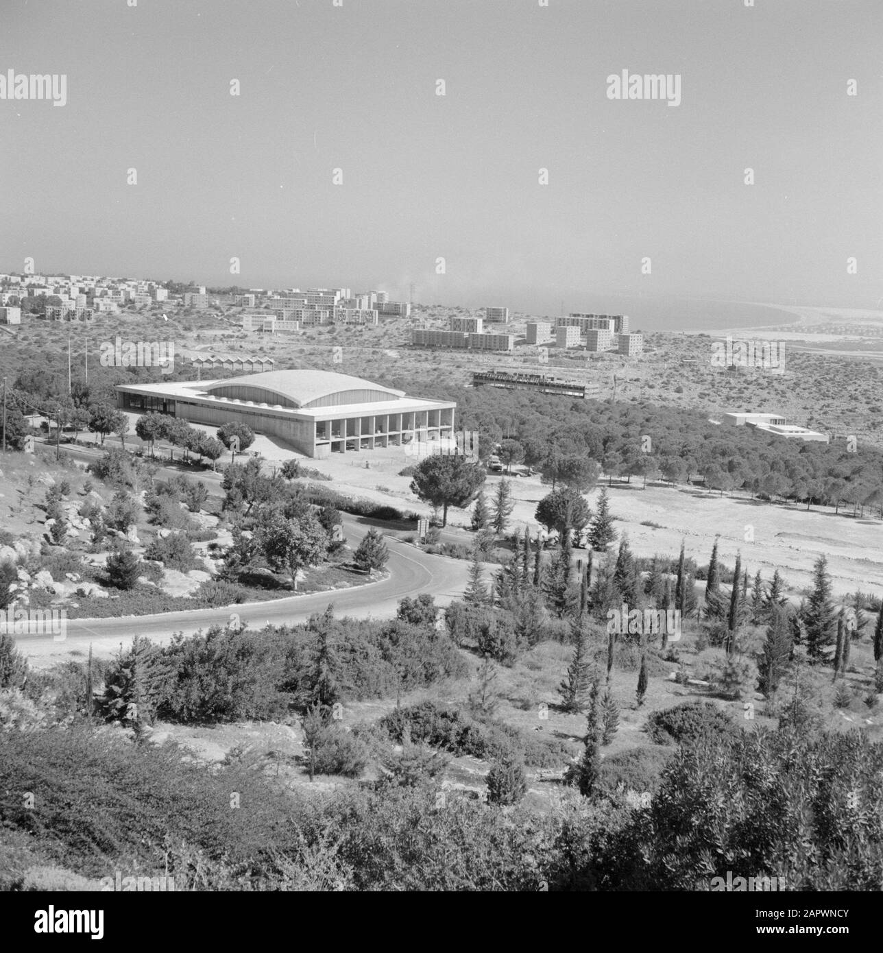 Israel 1964-1965: Haifa, Technion Modern Architecture of the Churchill Auditorium on the Site of the Technion Annotation: The Technion, gegründet im Jahr 1924 in Haifa on the Carmel Mountains, ist eine israelische Universität, die sich auf Lehre und Forschung in technologischen und exakten Wissenschaften spezialisiert hat Datum: 1964 Ort: Karmel, Haifa, Israel Schlüsselwörter: Architektur, Gebäude, modern, Panoramaaufnahmen, Universitätsgelände Stockfoto