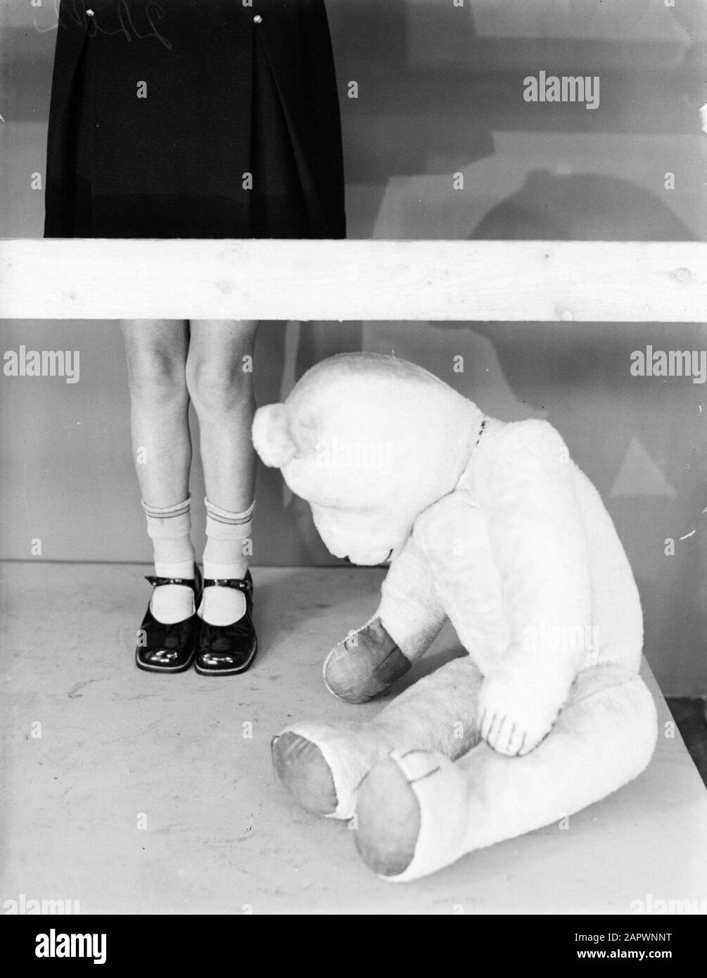 Werbefotografien Mona Visser posiert für eine Werbung der amerikanischen Werbefirma Sell More Date: 1932 Schlagwörter: Bären, Mädchen, Schuhe Personenname: Fischer, Mona Institution Name: Nimco Stockfoto