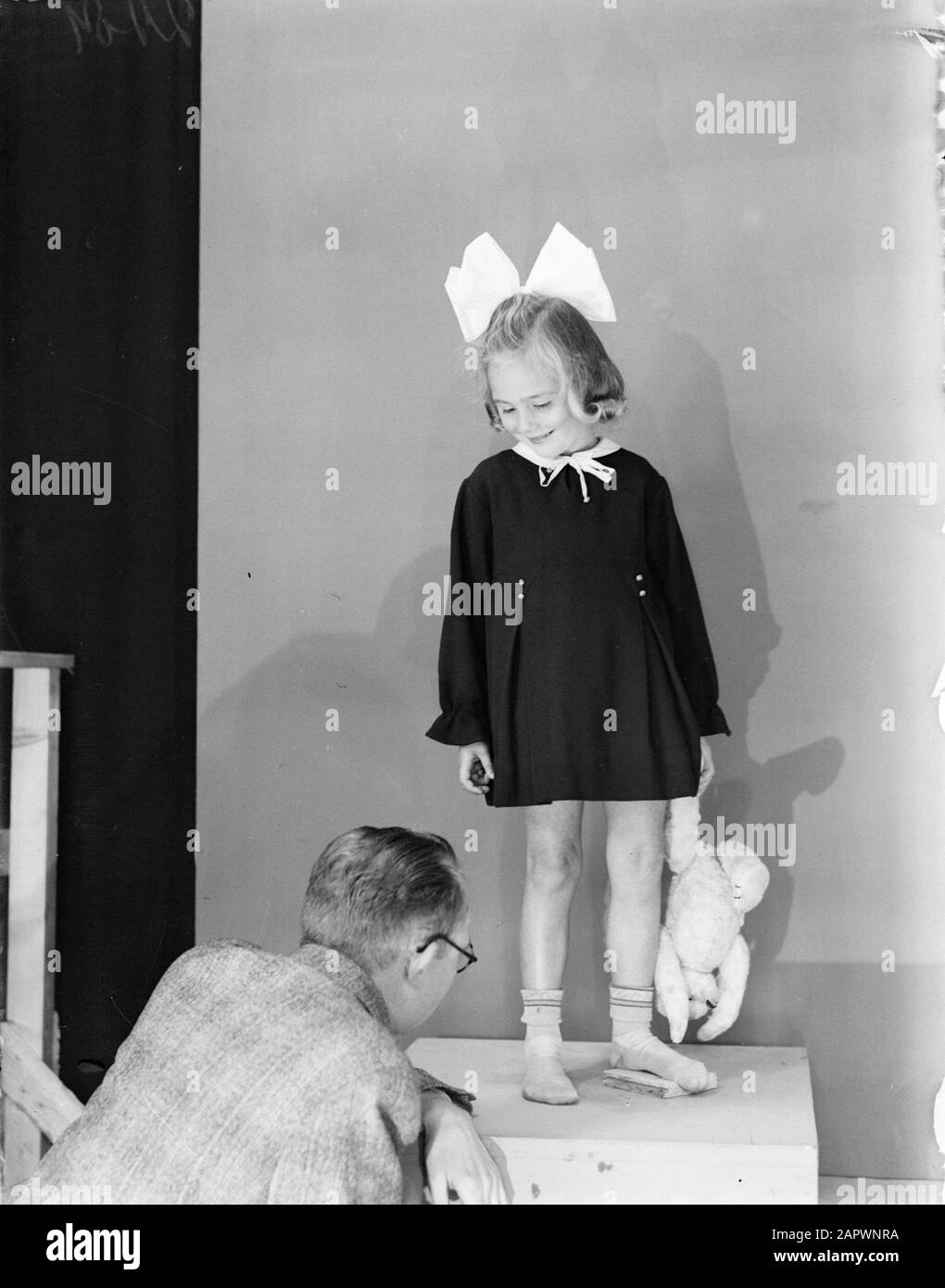 Werbefotografien Mona Visser posiert für eine Werbung der amerikanischen Werbefirma Sell More Date: 1932 Schlagwörter: Mädchen, Schuhe persönlicher Name: Fischer, Mona Institution Name: Nimco Stockfoto