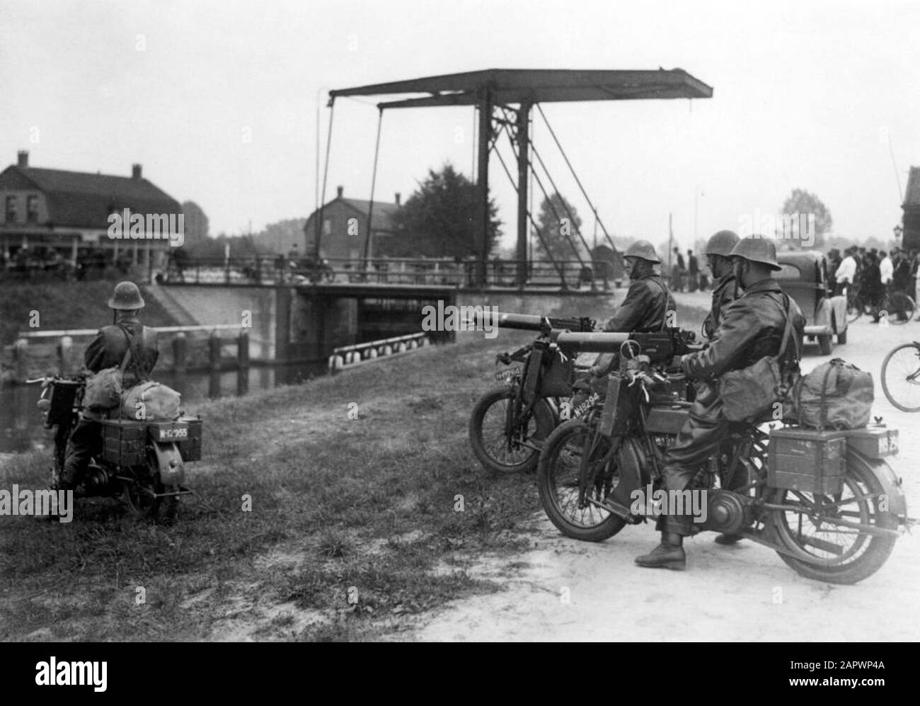 Die Motorradbrigade mit Maschinengewehren verhindert, dass der Feind den Kanal bei großen Armeemanövern in Nordbrabant (die Brücke gilt als gesprengt), 19. September 1936, überquert. Veghel.; Stockfoto