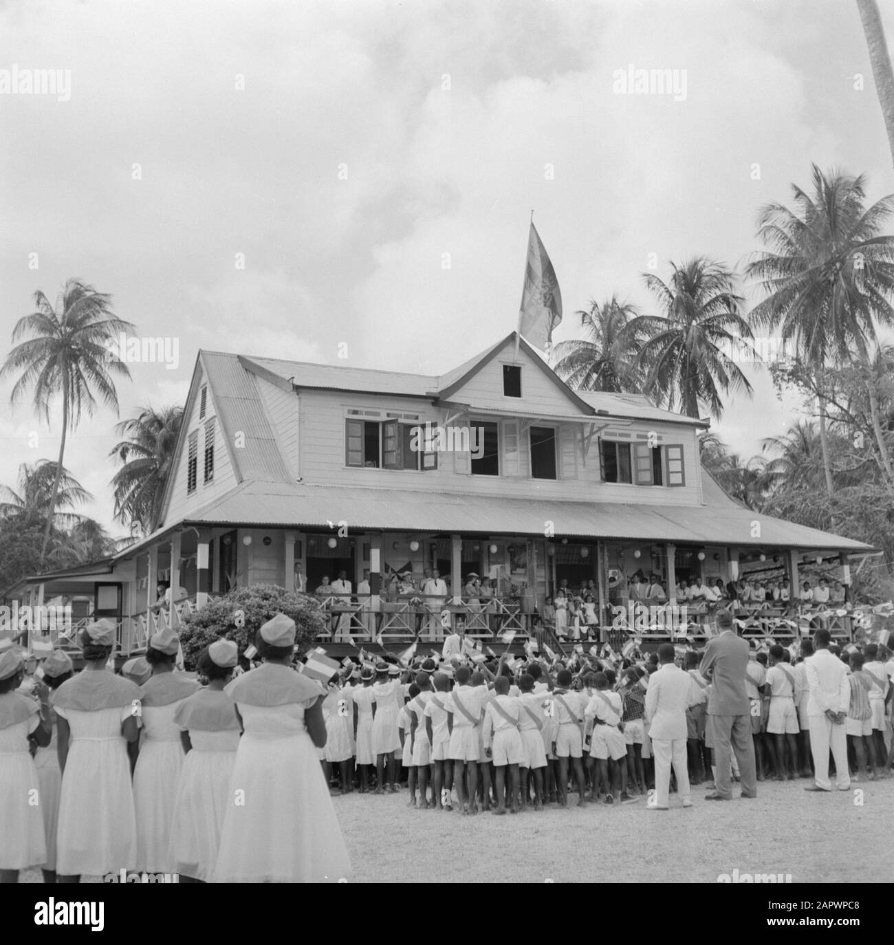 Niederländische Antillen und Suriname zum Zeitpunkt des königlichen Besuchs von Königin Juliana und Prinz Bernhard im Jahr 1955 Musikalische Würdigung des Königspaares in Coronie Datum: 3. November 1955 Ort: Coronie, Suriname Schlüsselwörter: Besuche, Gebäude, Würdenträger, Eingeborene, Königinnen, Musik persönlicher Name: Juliana, Königin Stockfoto