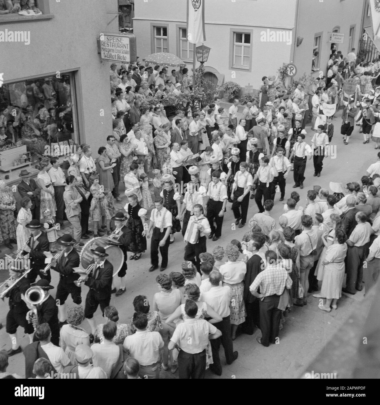 Mosel: Kostüm- und Weinfest Musikgruppe in Kostüm Datum: 4. Juli 1959 Ort: Deutschland, Kröv, Rheinland-Pfalz, Westdeutschland Schlagwörter: Kostüm, Paraden, Zuschauer, Volksfeste Stockfoto
