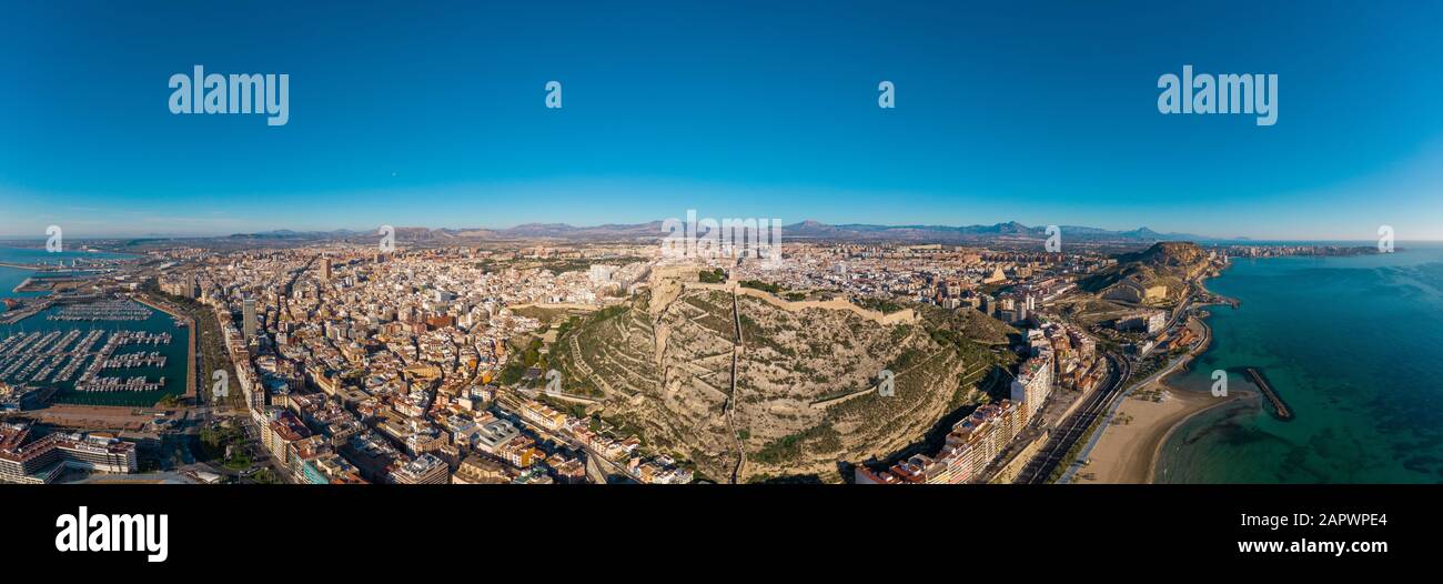 Blick auf die antike Festung Santa Barbara mit Panoramablick auf Alicante Spanien Stockfoto