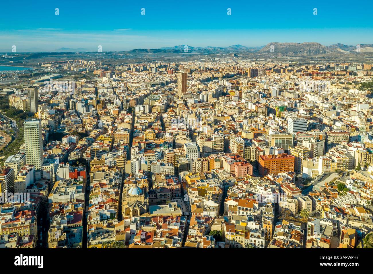 Luftaufnahme der beliebten Mittelmeerstadt Alicante an der Küste Spaniens Stockfoto