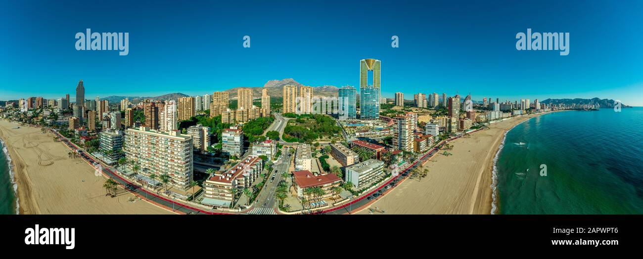 Luftaufnahme des beliebten spanischen Badeortes Benidorm mit Hochhausanlagen Stockfoto