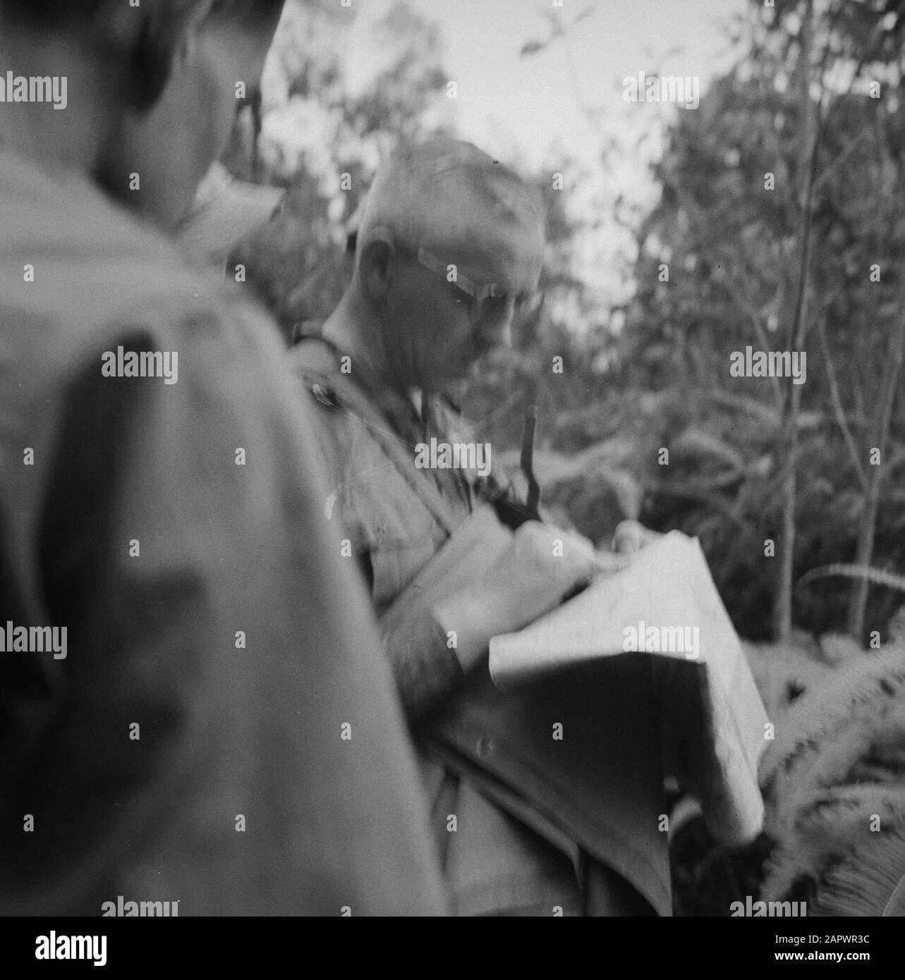 Fotos mit dem Artikel "The Status Quo-line" in der Zeitschrift Arms Brothers Datum: 28. Oktober 1948 Ort: Indonesien, Niederländische Ostindien Stockfoto