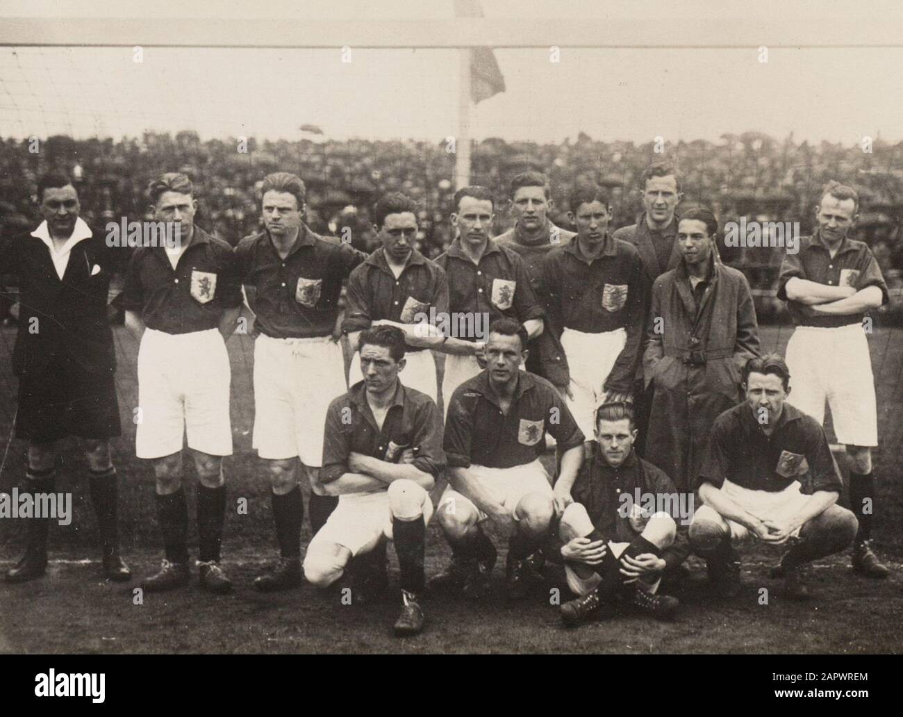 Die niederländische Mannschaft für das Überland Belgien - Niederlande (1-1) spielte am 27. April 1924 auf dem Beerschot-terrein in Antwerpen. Stehend, von links nach rechts: Grensechter Vuijk, Gerrit Visser, Evert van Linge, Ber Groosjohan, Harry Dénis, Gejus van der Meulen, Albert Snouck Hurgronje, Reserve-Torhüter Jan de Boer, Reserve Eef Ruisch und Kees Pijl. Darunter: Peer Krom, Hans Tetzner, Jan de Natris und André le Fèvre. Nationalarchiv.; Stockfoto