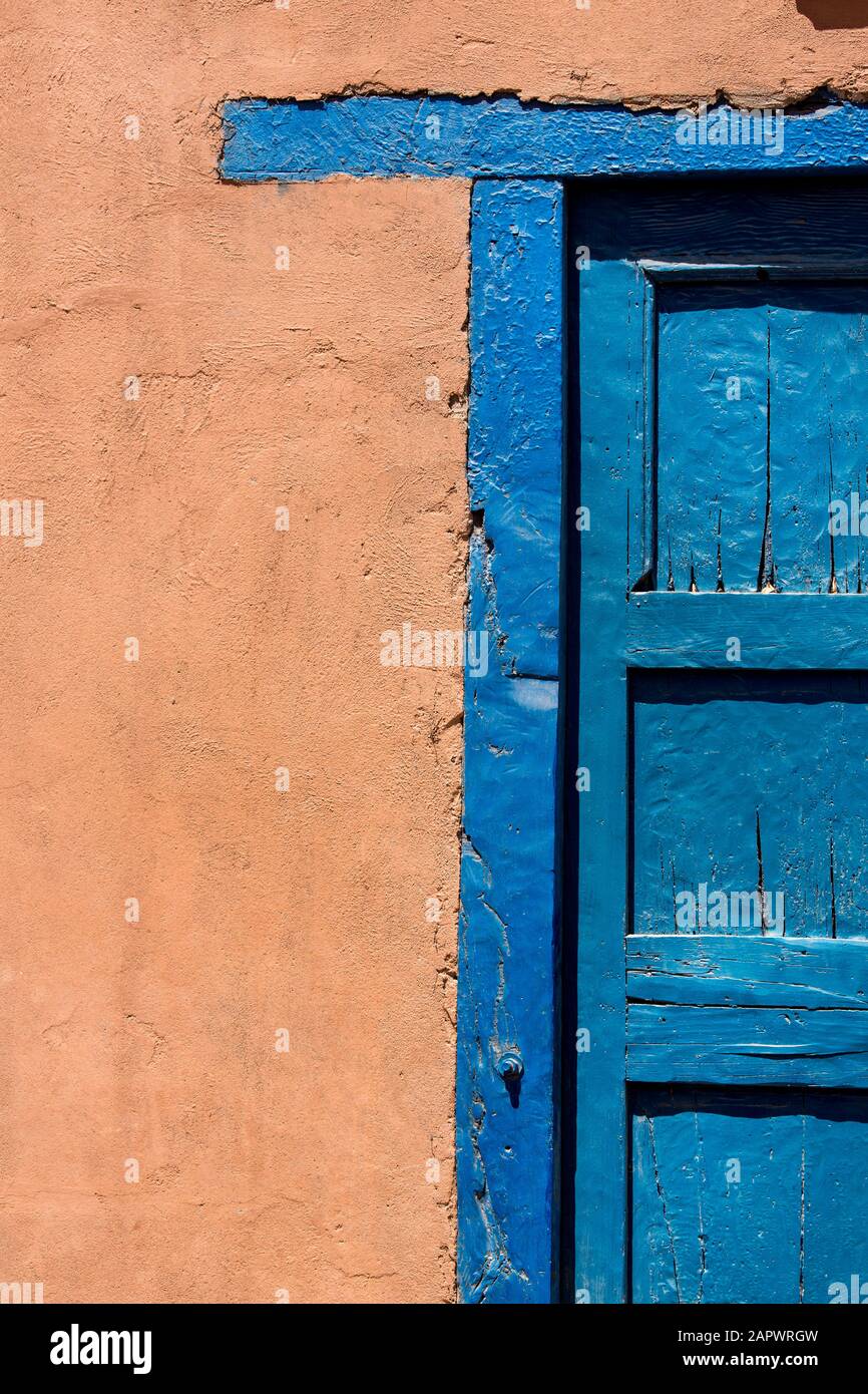 Blaue Tür in einer adobe-wand, San Pedro de Atacama, Chile Stockfoto