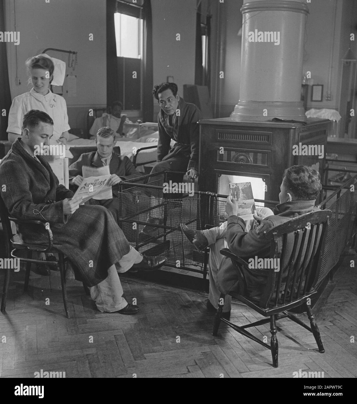 Niederländische Krankenhäuser mit niederländischem Personal [in England] [Patienten, die um den Herd geschossen wurden] Datum: Mai 1944 Ort: Großbritannien Schlüsselwörter: Armee, Soldaten, Weltkrieg Stockfoto