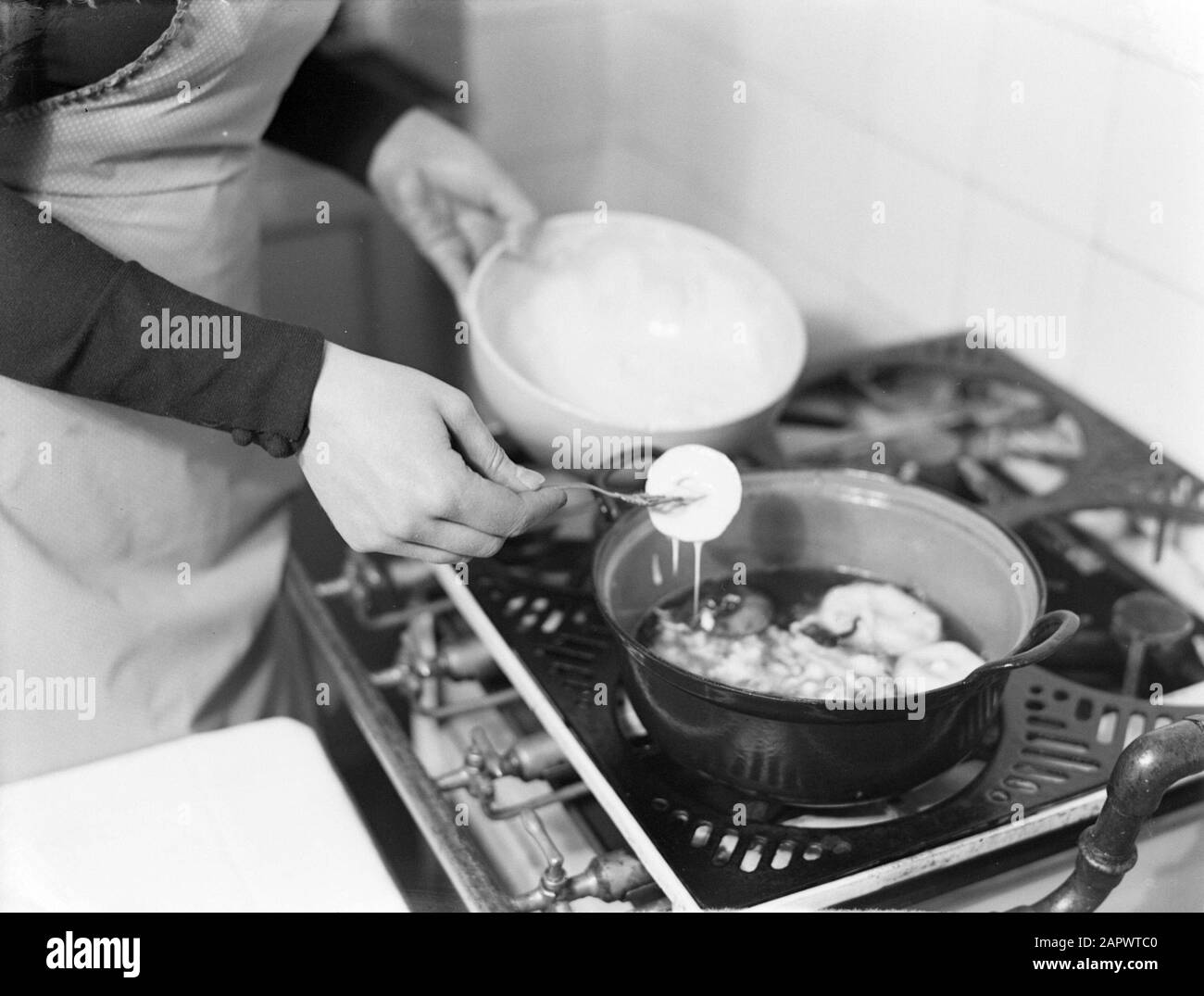 Familienfotos Nell Langlais backt apfelbrüter in einer Pfanne mit Ölnotation: Nell Langlais ist die zweite Frau von William of the Poll Date: 1933 Schlüsselwörter: Äpfel persönlicher Name: Langlais, Nell Stockfoto