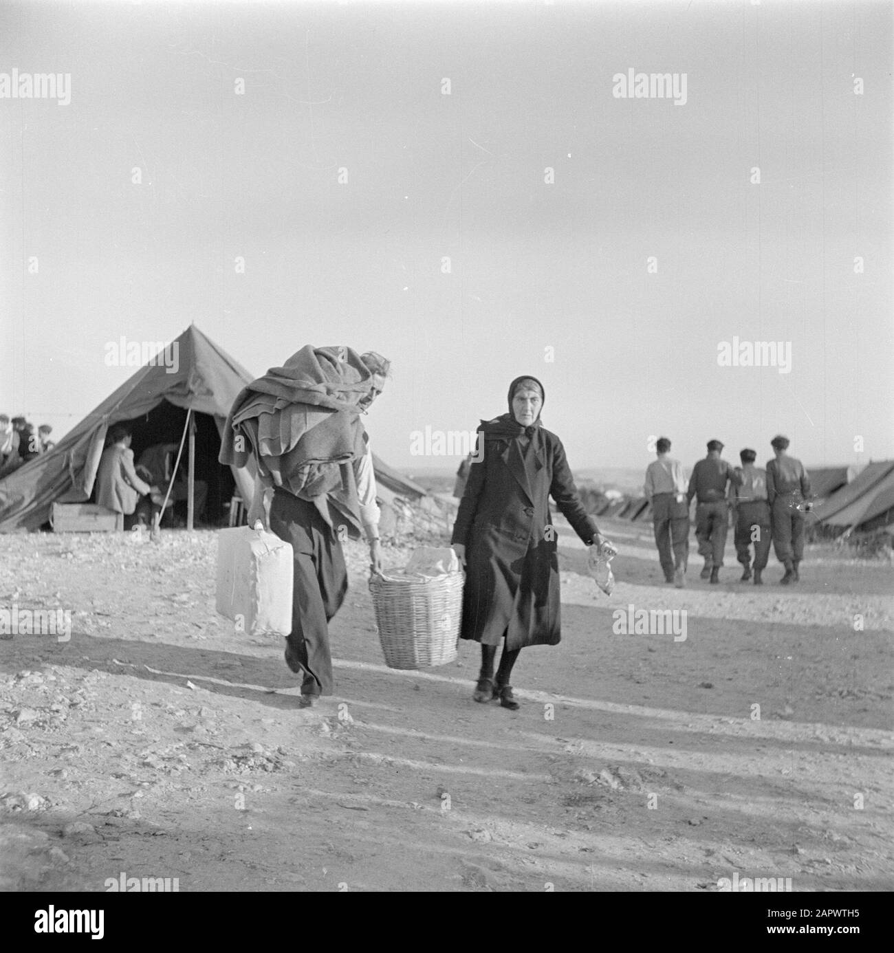 Israel 1948-1949 Neuankömmlinge (Öl) im Durchgangslager St. Lucas in Haifa mit Gepäck an einem Zelt Datum: 1948 Ort: Haifa, Israel Schlagwörter: Gepäck, Auswanderer, Lager, Zelte Name Der Institution: Saint Luke Stockfoto