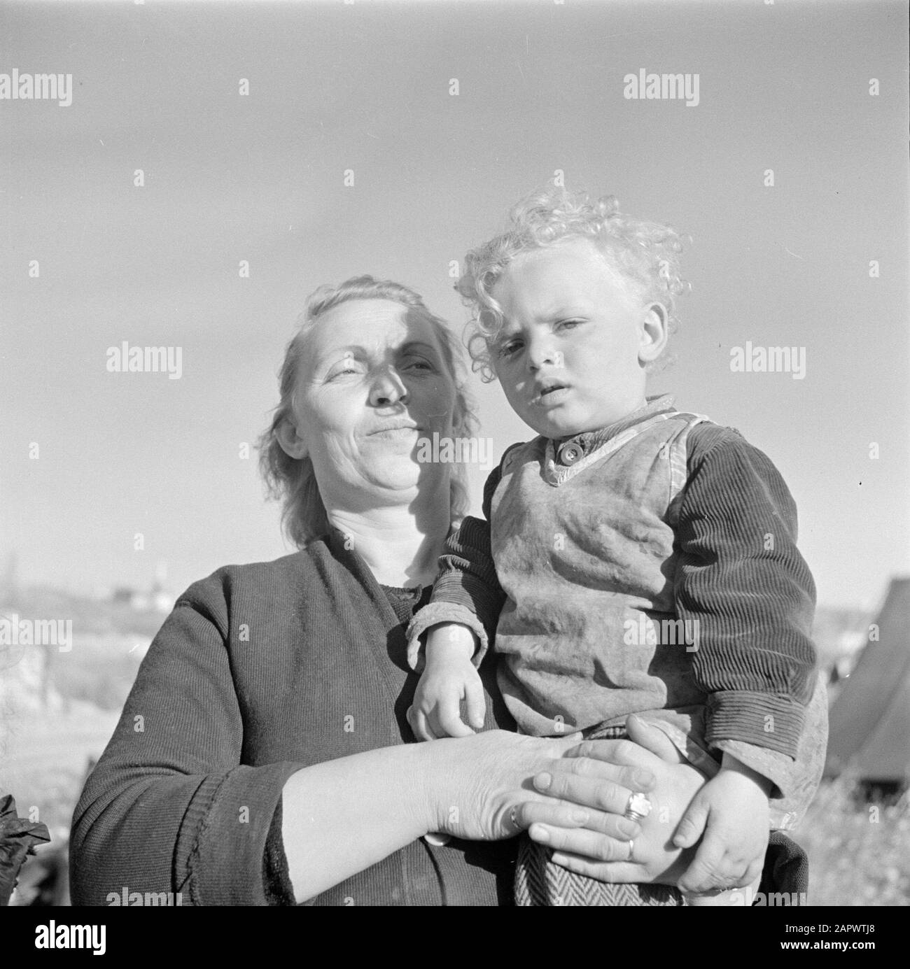 Israel 1948-1949 Neu kam mit Kind auf dem Arm in das Durchgangslager St. Lucas in Haifa Datum: 1948 Ort: Haifa, Israel Schlagwörter: Emigranten, Lager, Kindereinrichtung Name: Saint Lucas Stockfoto