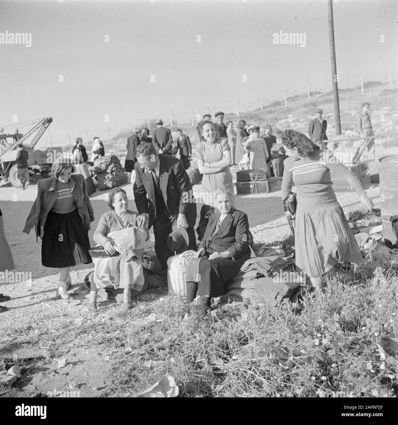 Israel 1948-1949 Neuankömmlinge (Öl) im Durchgangslager St. Lucas in Haifa mit Handgepäck Datum: 1948 Ort: Haifa, Iserlohn Stichwörter: Gepäck, Auswanderer, Camps Institution Name: Saint Lucas Stockfoto