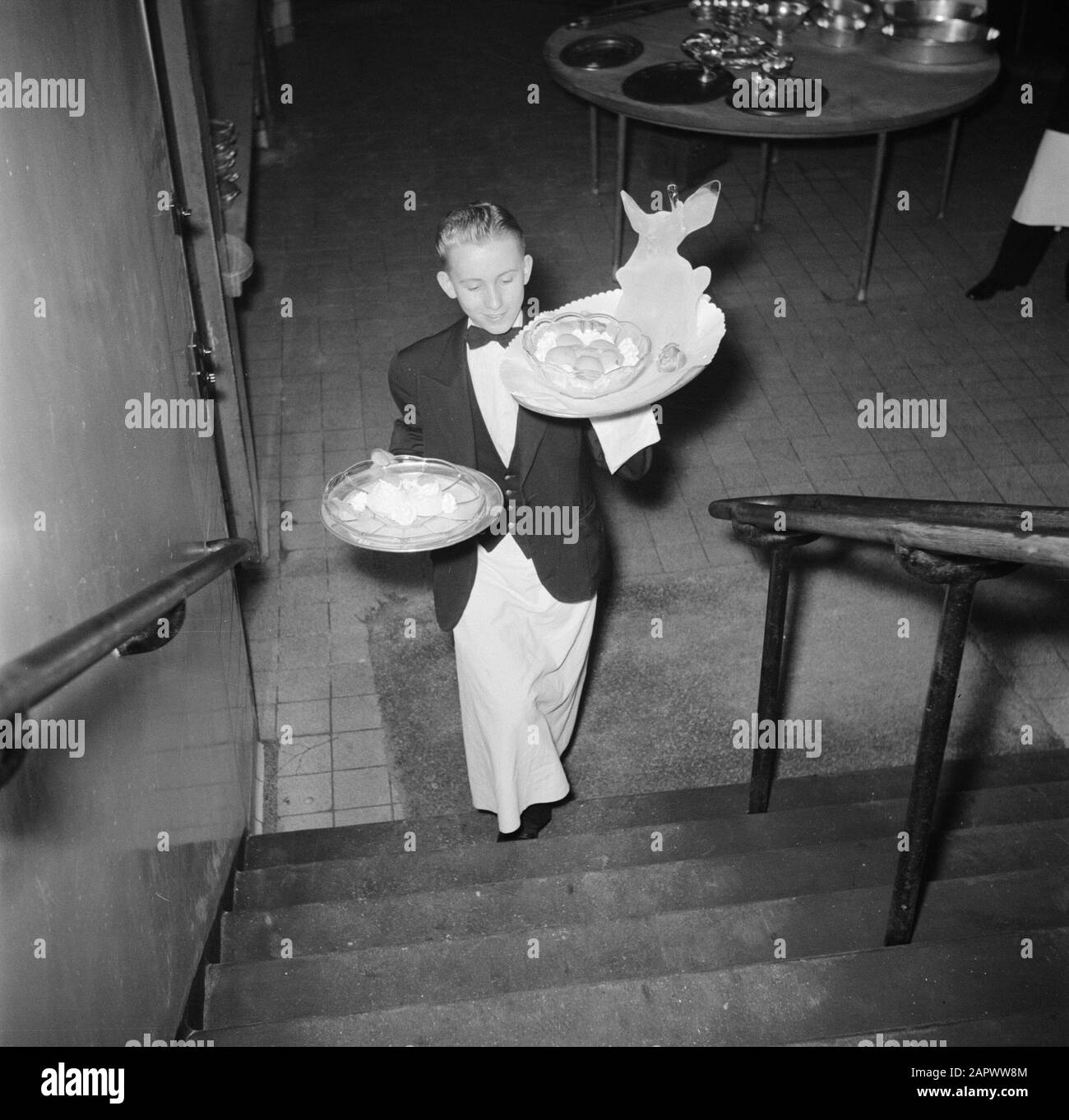 Restaurant Wivex befindet sich im Fassadengebäude des Tivoli-Parkkellners mit Kugeln mit Speisen auf einer Treppe des Restaurants Wivex Datum: März 1954 Standort: Dänemark, Kopenhagen Schlüsselwörter: Catering-Personal, Kleidung, Restaurants, Geschirr, Treppenhaus Name der Einrichtung: Wivex Stockfoto