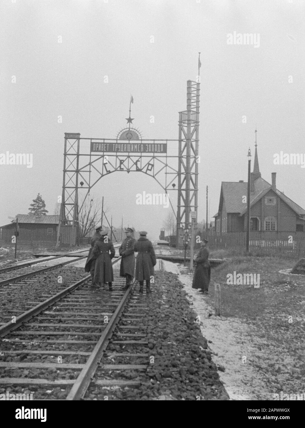 Reisen nach Polen Offiziere an der russischen Grenzpost Anmerkung: Stoubcy in Weißrussland ist die ehemalige Stolpce in Polen Datum: 1934 Ort: Weißrussland Stichwörter: Grenzübergänge, Militär Stockfoto