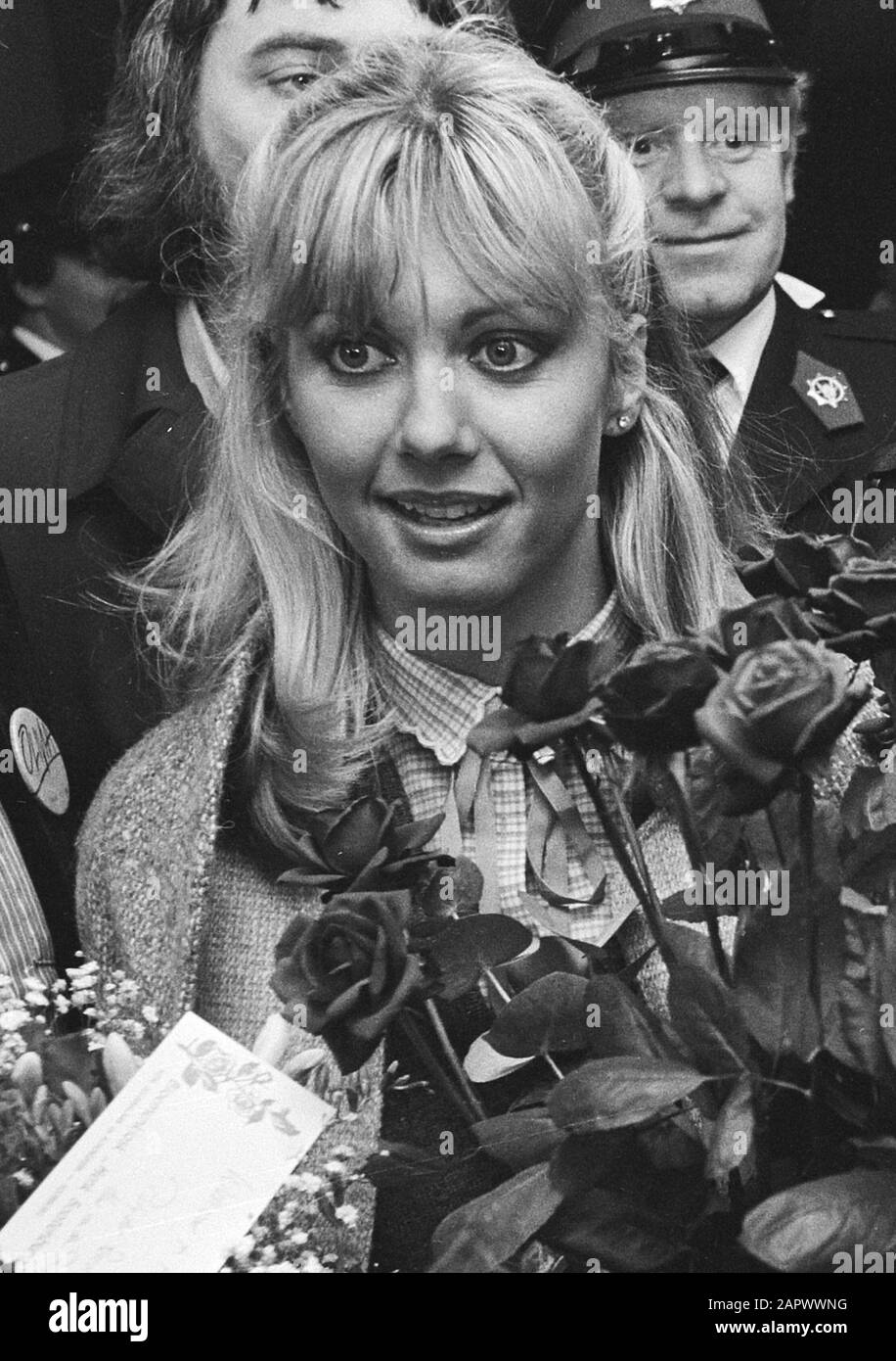Ankunfts-Sängerin Olivia Newton-John auf Schiphol; Olivia Newton-John mit Blumen Datum: 24. November 1978 Schlüsselwörter: Blumen, Ankünfte, Sänger persönlicher Name: Newton-John, Olivia: Verhoeff, Bert/Anefo Stockfoto