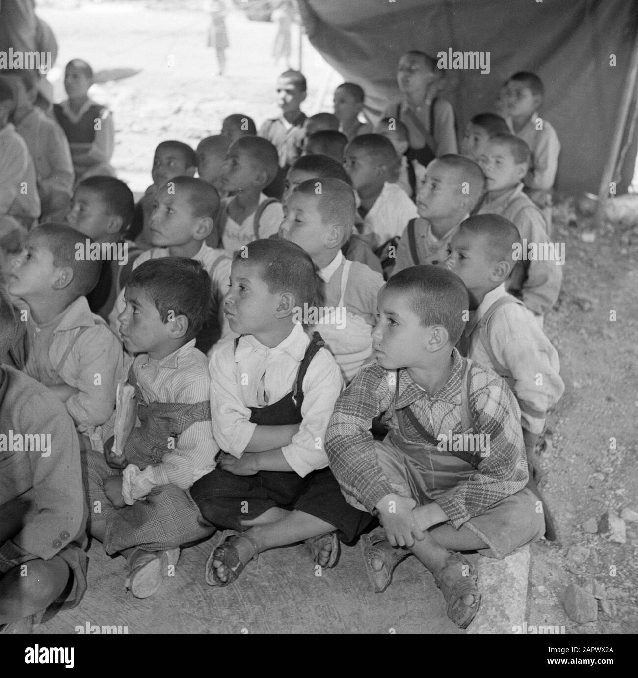 Naher Osten 1950-1955: Jordan Erziehung im Flüchtlingslager Hussein in der Nähe von Amman Datum: 1950 Ort: Amman, Jordan Schlüsselwörter: Schüler, Schulen, Zelte, Flüchtlinge, Flüchtlingslager Stockfoto