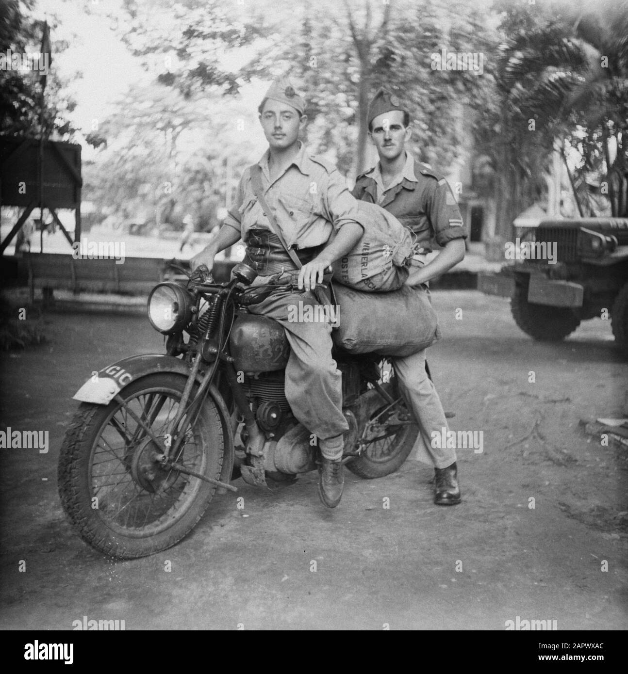 Posten für die X- Brigade Auch mit Motorrädern, Postsäcke werden an die Außenposten gebracht Datum: Februar 1947 Ort: Indonesien, Niederländische Ostindien Stockfoto