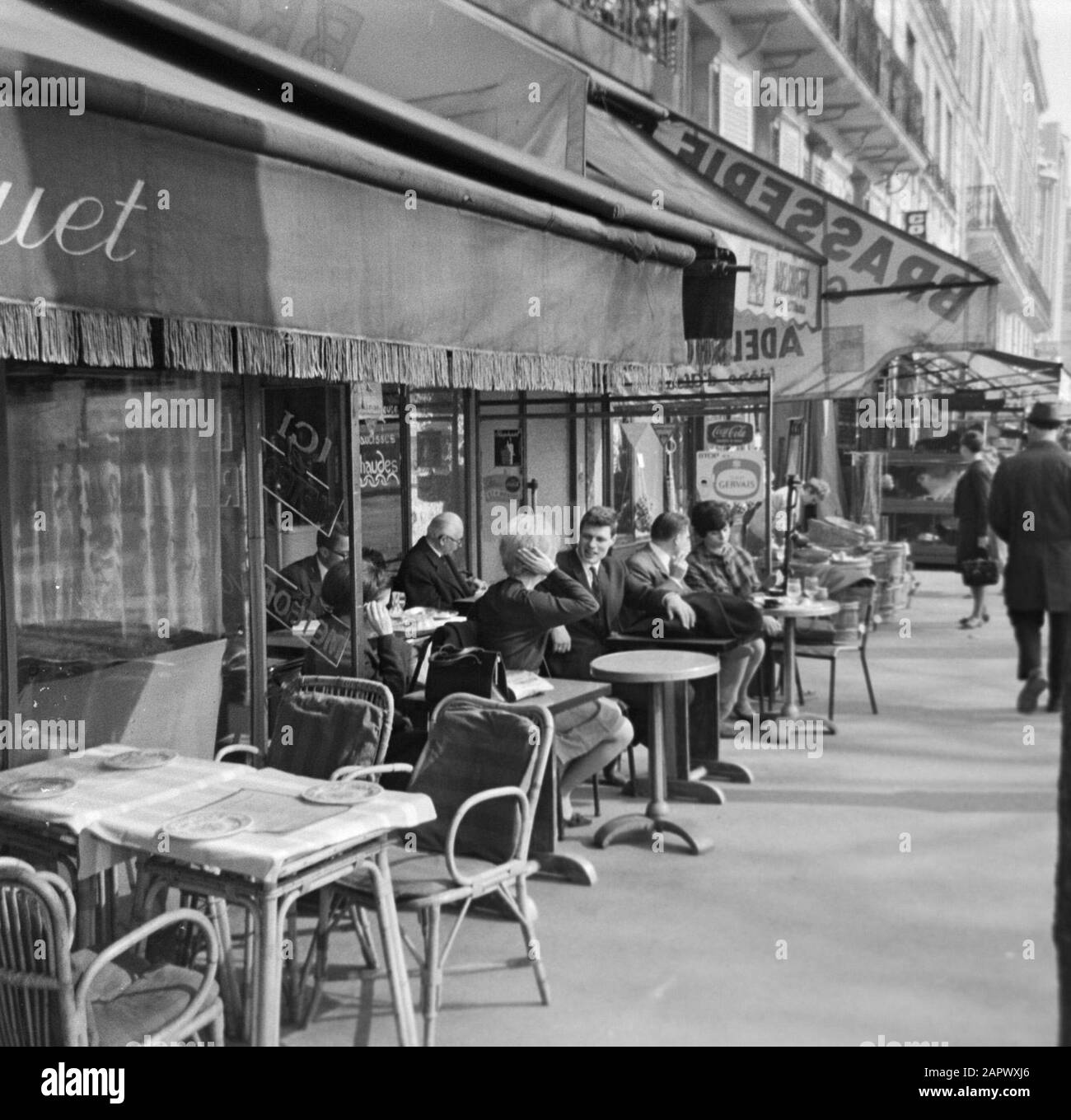Pariser Bilder [Das Straßenleben von Paris] Auf der Terrasse Datum: 1965 Ort: Frankreich, Paris Stichwörter: Cafés, Straßenplastiken, Terrassen Stockfoto