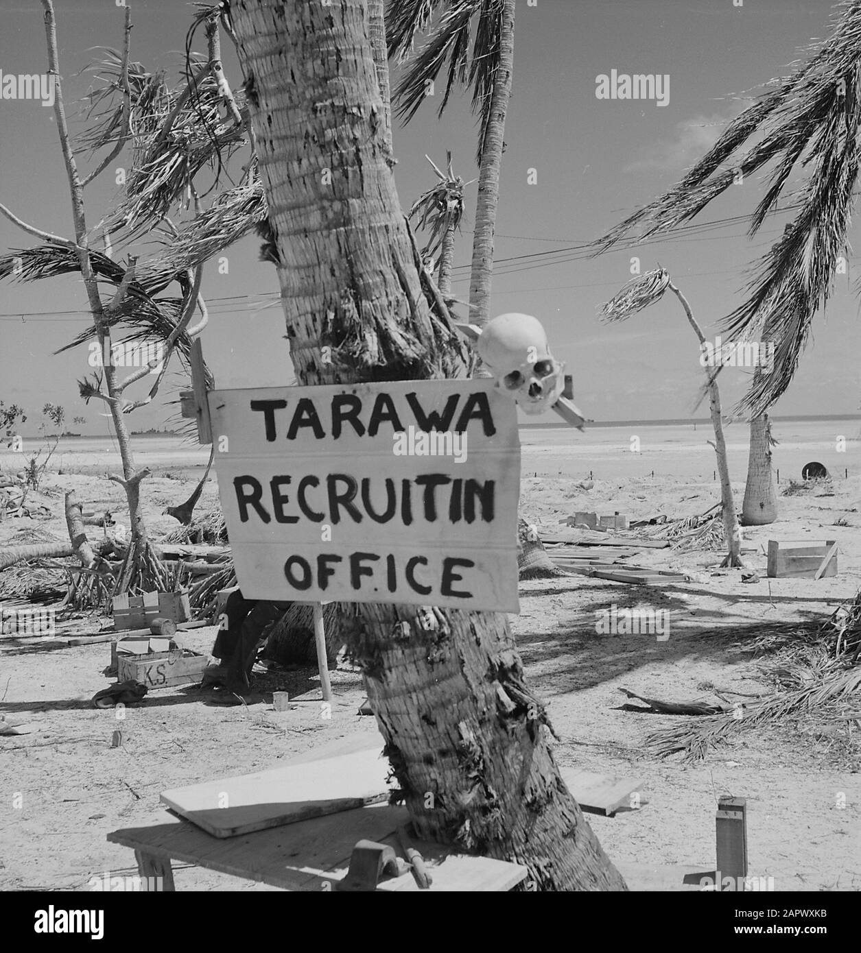 Grimmiger Humor auf Tarawa - Schild mit Schädel auf Tarawa Dezember 1943 Stockfoto