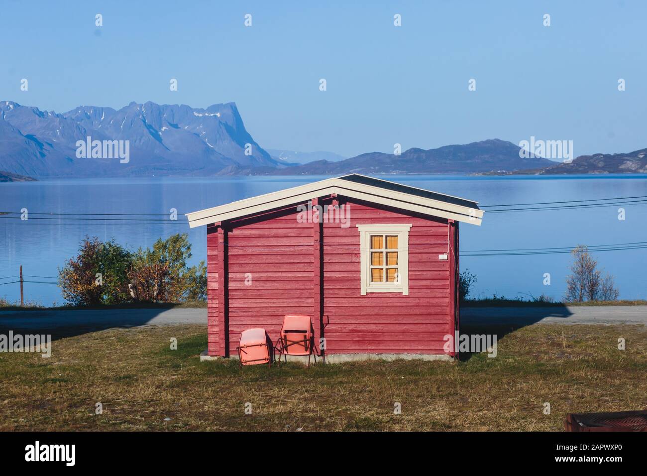 Blick auf Den Klassischen norwegischen Camping mit traditionellen roten Holzhütten, Nordnorwegen Stockfoto