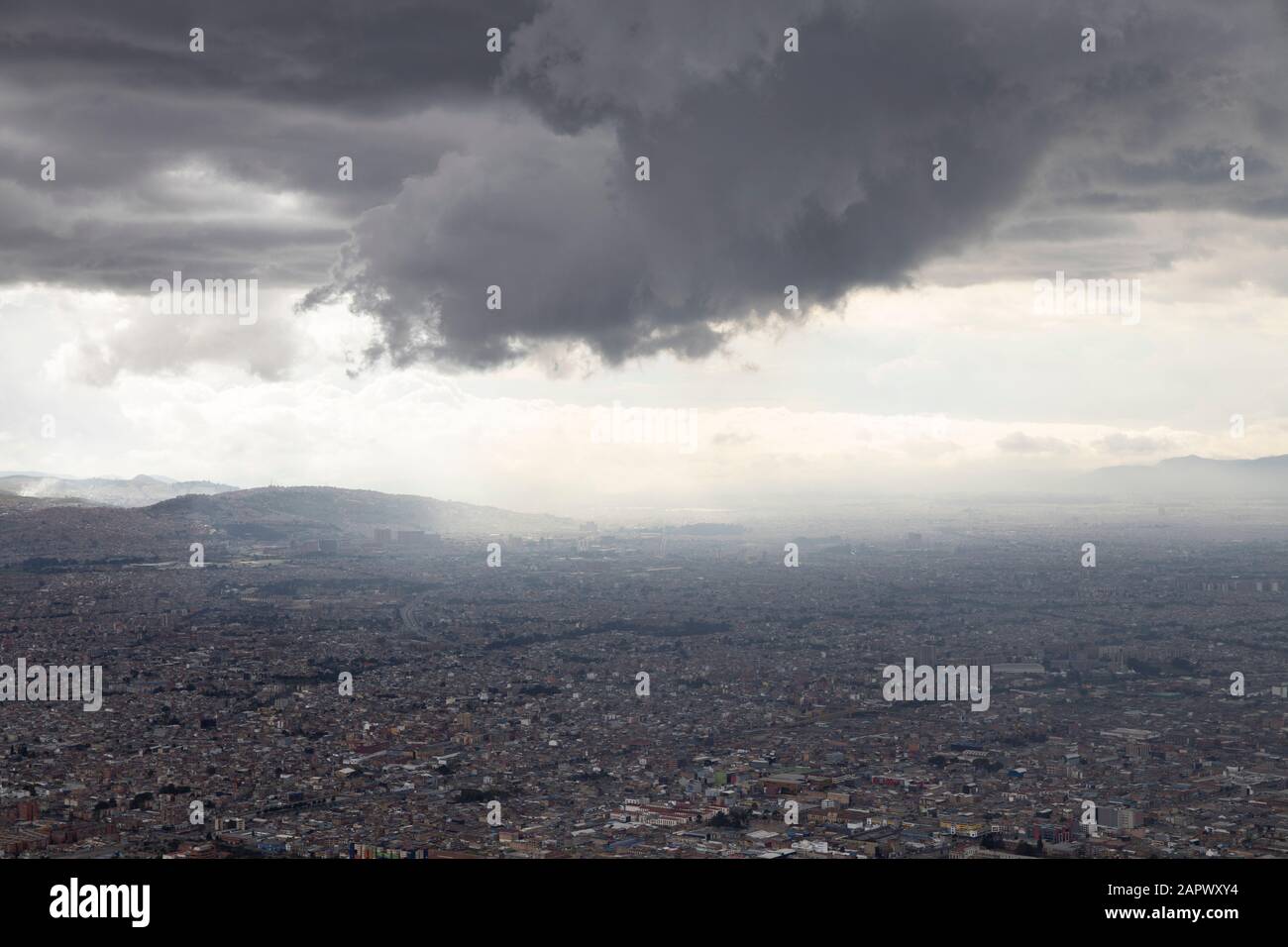 Blick vom Mount Monserrate hinunter mit Blick auf die Stadt Bogota. Stockfoto