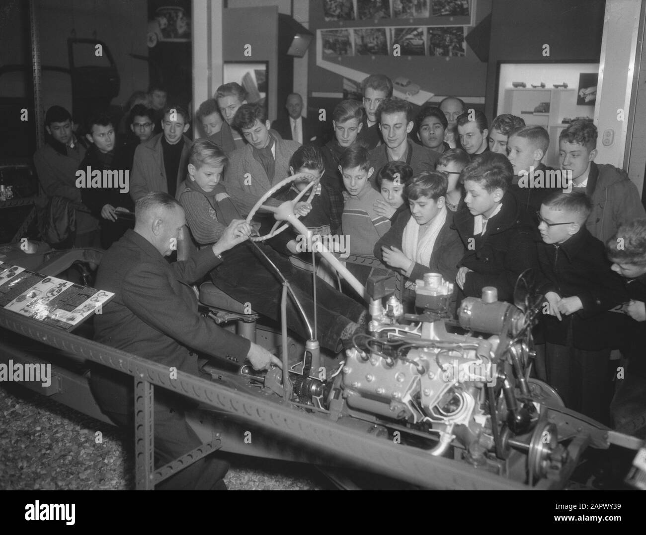 Eröffnung der Ausstellung The Auto im Museum für Bildung in den Haag Datum: 27. Januar 1959 Standort: Den Haag, Zuid-Holland Schlüsselwörter: Eröffnungen, Ausstellungen Stockfoto