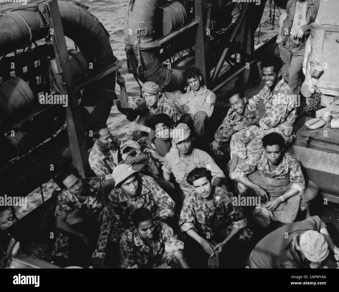 Operation Globetrotter in der Nähe von Kap Sansapar. Niederländische und indonesische Soldaten in Tarnuniform an Bord eines Schiffes Datum: Juli 1944 Ort: Kap Sansapar Schlüsselwörter: Boote, Passagiere, Name Der Einrichtung des zweiten Weltkriegs: Nica Stockfoto