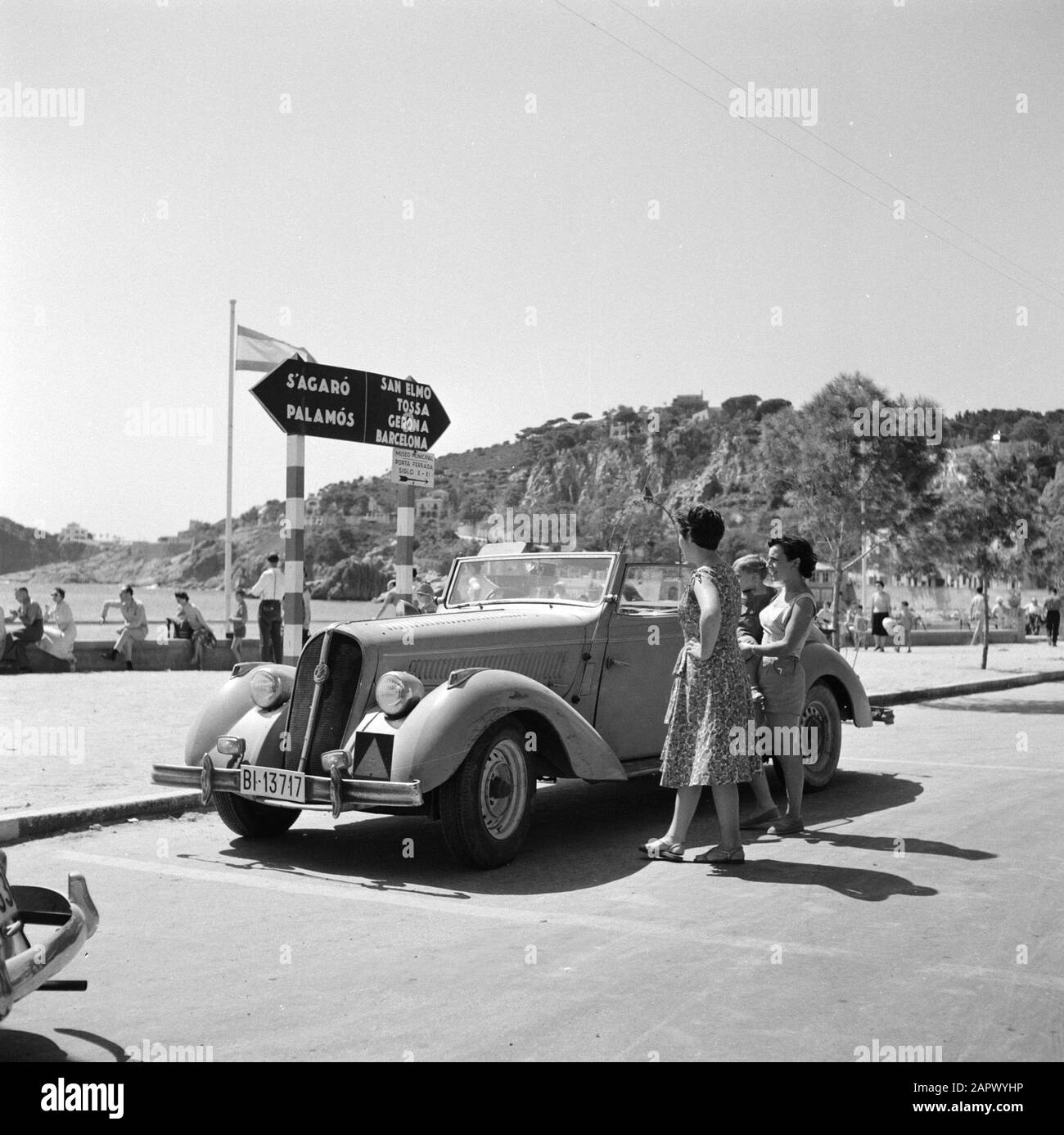 Alte Autos in Spanien Alter Wagen und drei Frauen an der Küste Anmerkung: Lage wahrscheinlich: San Feliu de Guixois Datum: 1958 Ort: Spanien Schlagwörter: Küsten, Oldtimer, Frauen Stockfoto