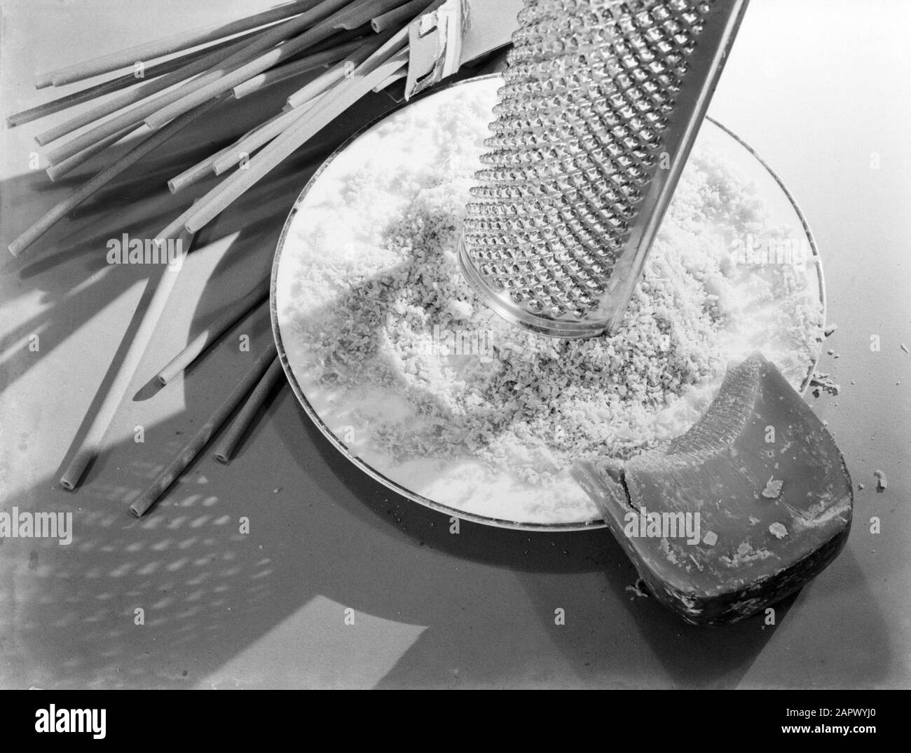 Werbefotografie Alter Käse mit Käsegrater Datum: 1933 Schlagwörter: Gerieben, Käse, gerieben, Spaghetti Stockfoto